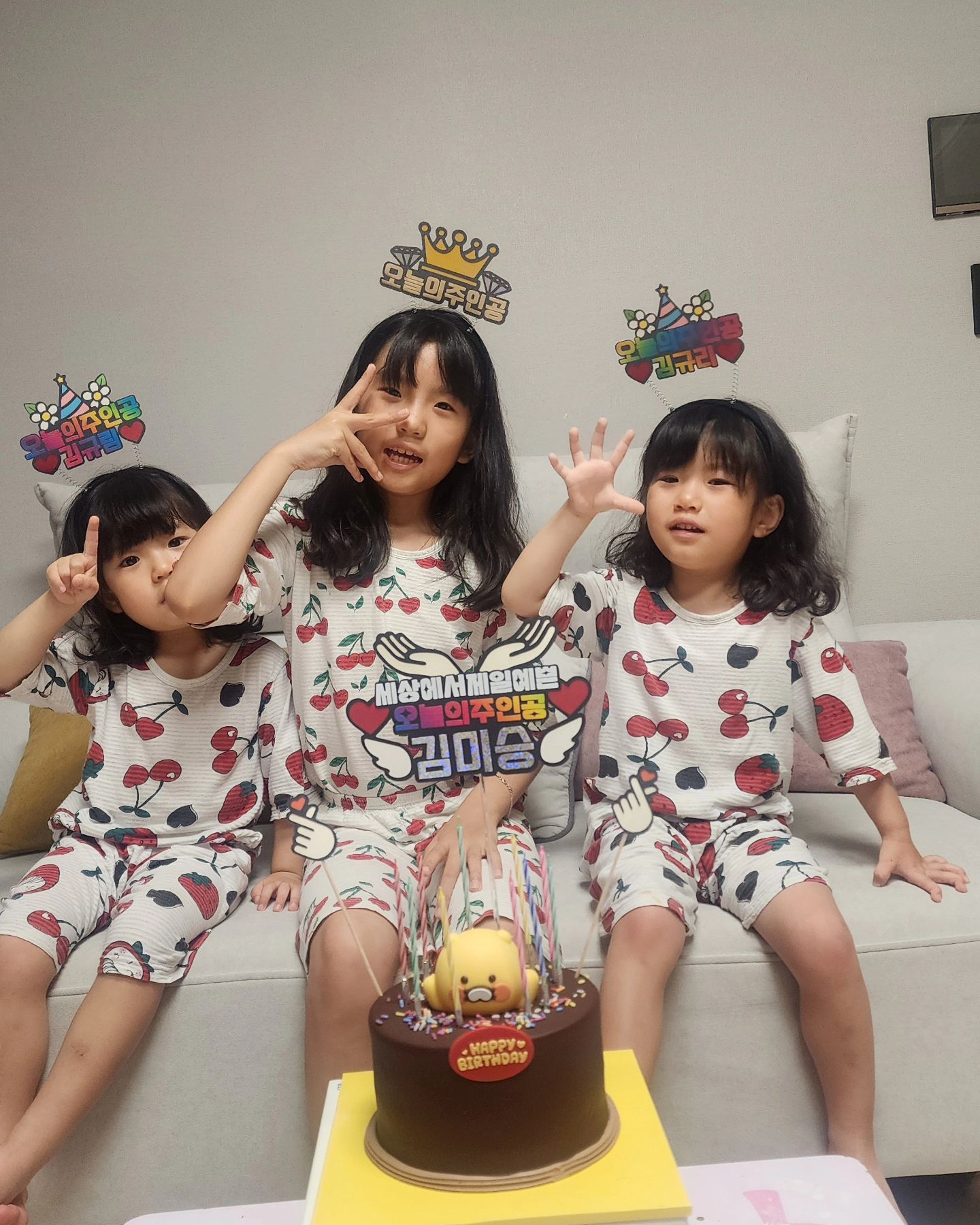 #20240827#일상기록

오늘 우리 큰딸 2학기 학급임원선거에서 
#회장 당선👏👏👏

하교하면 쉬지않고 전화하는 애가
유난히 힘없는 목소리로 전화해서 떨어졌구나 하고 위로해 주는데
갑자기 🤗활짝웃으며🤗 회장되었다고~🤣🤣🤣

후보에 6명이나 나와서 더 긴장되었지만
혼자 스스로 준비한 3가지공약도 
떨리는 목소리로 끝까지 잘 발표했다고ㅋㅋㅋ

처음부터 끝까지 엄마의 코칭이란 이름을 가장한 간섭✖️ 참견✖️훈수✖️ 
모든걸 스스로 해낸 내새끼 므찌다💕💕💕
#K장녀의삶이란 

#남는건사진뿐#하지만#쉽지않다
#니가원하는초코케잌 #토퍼는올해생일에썻던거재탕
#몸은고되지만#오늘만큼뿌듯한#셋맘의독박육아#아빠는영통으로함께함