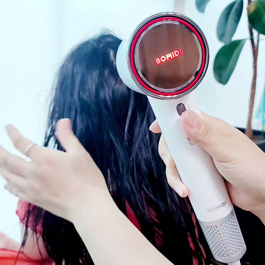 #협찬 #보미디
#고속헤어드라이기 

박스 개봉을 하자마자 딸랑구가 이쁘다고 찜콩~! ㅋ

작고 가벼운데.... 반전의 매력~!
강한 슈퍼파워 초고속 보미디 파워소닉 헤어드라이어~!!

✔️400g 가벼운 무게로 손목에 부담없이 편안한 사용감을 느낄 수 있고요. 
✔️110000RPM 회전력을 발휘하는 BLDC 제트모터 탑재되어 강력한 풍량을 토출한다죠.
✔️최적의 온도로 모발을 순환하여 건조하는 PID 지능형 열제어 기술로 자유롭고 빠른 온도조절이 가능하고요. 
✔️2단계 풍속 및 4단계 온도 지원으로 8종 모드를 자유롭게 전환 가능하죠.
✔️50dB 저소음으로 언제나 사용하기 부담없죠. 
✔️1억개 단위의 음이온이 정전기 없는 촉촉한 바람을 방출하여 모발 손상 최소화해준다죠. 
✔️풍량과 온도에 따라 LED라이트가 변해 확인하기 쉬워요. 
✔️편리한 자석 노즐로 간편하게 탈착 가능하고, 교체가 간편하고 360º회전이 가능해 스타일링시 편해요.
✔️2중으로 설계된 필터가 미세먼지의 유입을 차단하고 주기적인 세척도 가능하다죠.

👉 구매 후 1개월 이내 제품에 결함이 있으면 새제품으로 교환, 1개월 이후 사용기간 1년이내 무상수리 보증!!
👉 드라이어를 구매하면 고급 드라이어 거치대도 선물로 받을 수 있답니다. 

가성비가 좋아 더욱 맘에 든다는거~!!

#무소음헤어드라이어 #헤어드라이어 #가성비헤어드라이어 #헤어드라이어추천 #미니헤어드라이기 #음이온헤어드라이기