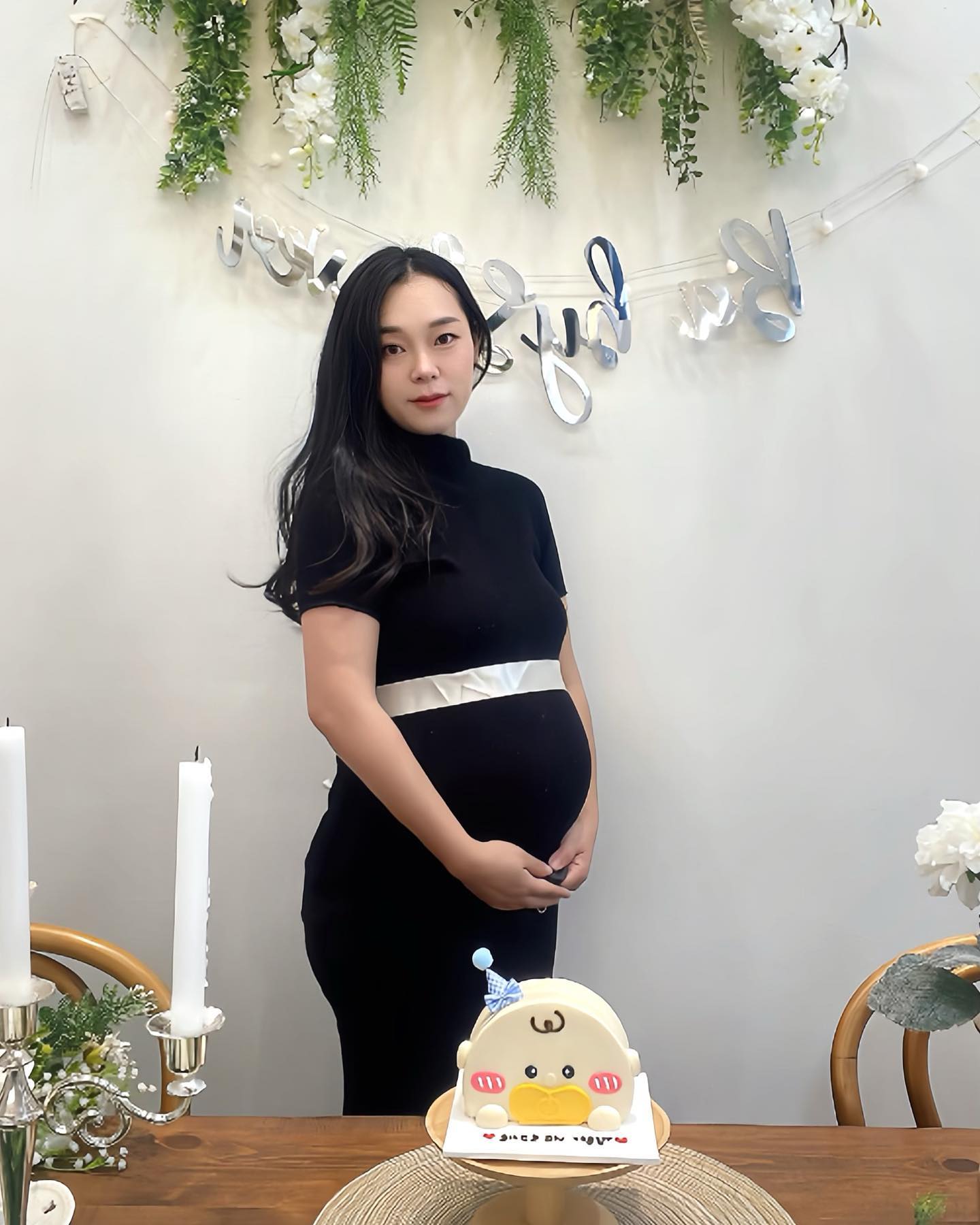 W35+1
드뎌 찍게된 만삭사진🤰
그간 간간히 출혈로 인해 입원도 두번이나하고
서우 케어에 집안일에 출산준비를 하다보니
벌써 35주가 되버렸네요😆
이제 만날 날이 22일 남았는데 마지막까지
엄마 배안에서 편히 지내길 바라며🙏
아 그리고 결국 입초는 실패로...
태어나서 얼굴보쟝😂
⠀
#35주차#만삭#입초실패#몰타스튜디오