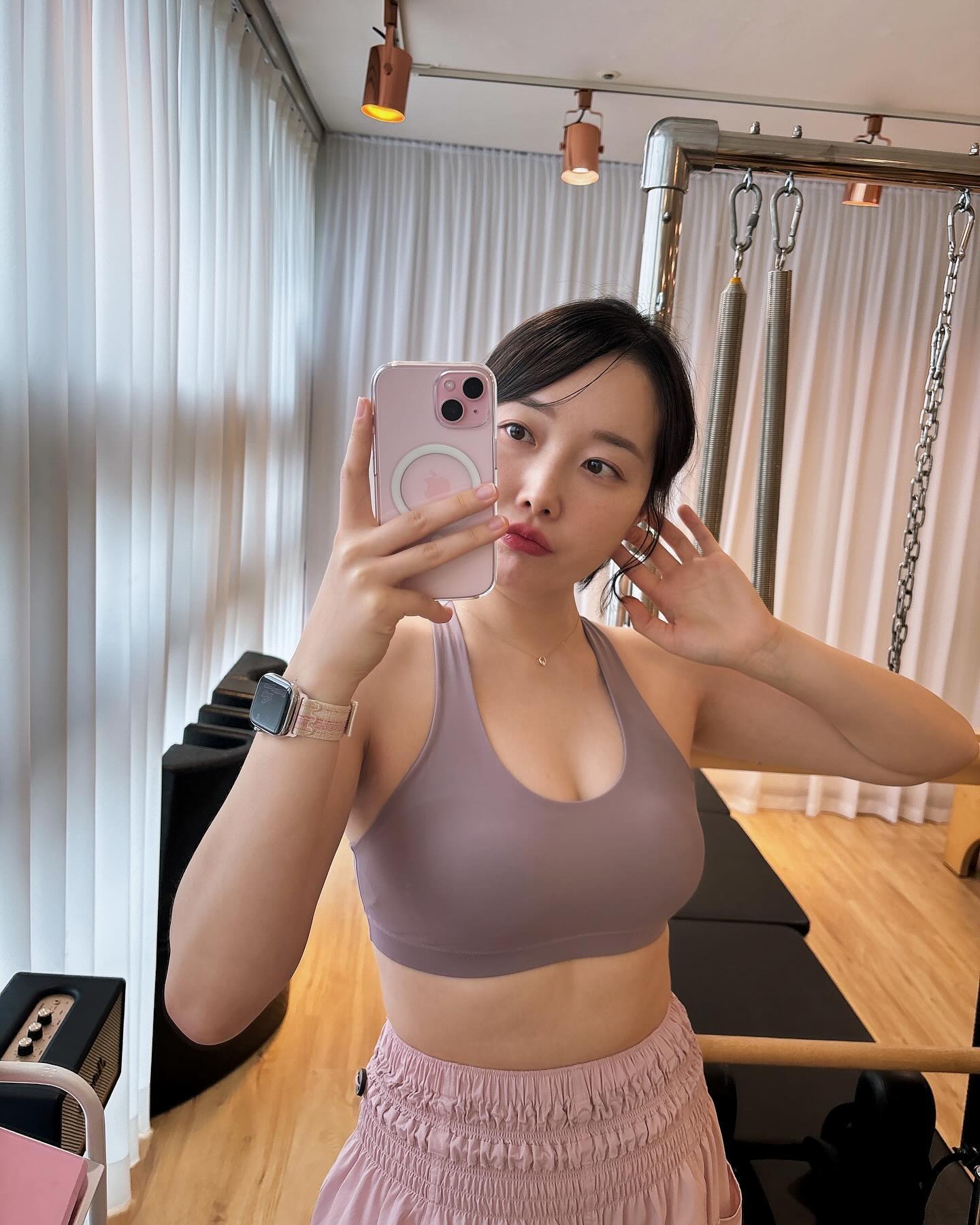 누보헤 Noubohe Signature logo bra top🧘🏻‍♀️

요즘 폭풍 운동하는 유자푸에게 선물이 날아왔어요🎁

편한 레깅스는 수두룩한데 상의탑은 정말 어려운 과제..
(볼륨업 하고 싶은데 와이어는 싫고 면소재 좋지만 축축한건 시져!)

그걸 누보헤가 해결해줌~~ 🙋🏻‍♀️어떻게???

✔️ 일단 쫀쫀한데 노와이어로 착용감이 편안합니다. 진짜 탄력왕 
  브랜드들 많은데 이렇게 부드럽고 쫀쫀한건 처음🥹
✔️ 시그니처 로고는 실리콘으로 제작되어 스판이 많은 원단의 
  늘어남에도 벗겨지지 않아 깔끔하게 늘 새것처럼❤️
✔️ 색감도 뮤트톤으로 과하지 않아서 피부톤과 자연스럽게 
  잘 어울어져 고급스러운 느낌✨
✔️ 내구성이 좋은 소재로 통기성이 뛰어나 장시간 운동에도 
  쾌적하게🌱

자유로운 운동일상을 즐기는 모든 분들에게 어디서든 편하고 스타일리시한 아이템을 선보일 예정이니 많.관.부💟

 
이 글은 TESTPROS를 통해 본 업체에서
제품 또는 서비스를 제공받아 작성된 글 입니다.

#누보헤 #운동복 #필라테스상의 #브라탑 #헬스브라탑 #운동브라 #운동복탑 #여자브라탑 #요가브라탑 #스포츠브라탑 #나시브라탑 #추천템 #솔직후기 #착샷 #오운완 #여자브라탑추천 #여성브라탑추천