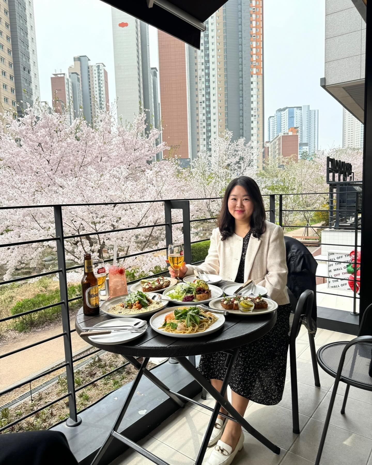 .
작년 벚꽃시즌 끝물에 다녀왔는데
올해는 벚꽃 뷰에서 에이프런 한상✨

메뉴 하나하나 너무 맛있고
풍미도 어찌나 난리나는지!!
참깨 새우 토스트는 무조건 추천

매년 벚꽃시즌일땐 요기 꼬옥 필수🌸
거리 자체가 너무 운치있는🌿💐🌷🌺