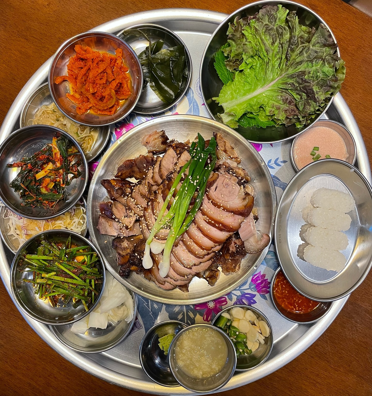 ✔️ 완미족발 서울 상봉점
😋 남도식 한상 족발, 산더미 막국수
🧐 상다리 부러질 수 밖에 없는 18가지의 곁들임으로 족발의 새로운 맛을 즐길 수 있고, 고급 명란쌈장부터 초밥의 환상적인 조합까지 둘이 먹다 배터질 지경

서울 중랑구 중랑천로12길 73 1층

#jmt #존맛 #동네맛집 #맛스타그램 #맛집소개 #맛집스타그램 #맛집추천 #맛집탐방 #맛스타 #먹스타 #맛집 #먹방 #맛집투어 #먹방스타그램 #먹스타그램 #오늘의맛집 #맛집공유 #추천맛집 #찐맛집 #전국맛집 #맛집여행 #맛집그램 #맛집코스 #먹스타맞팔 #핫플레이스 #핫플 #서울여행 #서울여행지추천 #서울데이트코스 #협찬