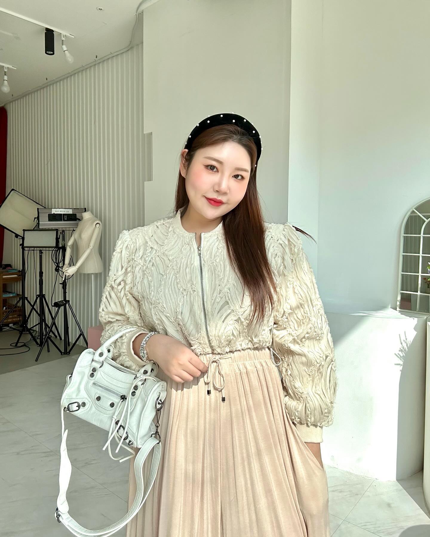 저는 수술 잘 끝내고 회복 중이에요 🫶🏻
오늘부터는 약물치료를 해서 약이랑 사투 중이에요~
약만 먹었다 하면 누가 마취총 쏜 것처럼 잠들고 울렁거리고 ㅠㅠ밖순이가 밖에 나가지도 못하고 누워있지만,, 잘 이겨내볼게요 💪🏻

이 착장 문의가 너~무 많아서 정보 알려드리려다가
당일 수술을 하게 되었다는… 🥹🥹
상의는 스토어팜 들어가셔서 구매하시면 되시구요~
하의는 에이블리에 들어가셔서 구매하시면 됩니당
둘 다 MADE 상품이라 금방 찾으실 수 있어용 :)
예쁜 옷 같이 입어요~~ ❤️❤️