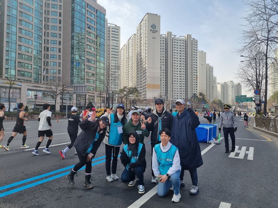 seoul_marathon #동마크루 X pocarisweat_kr

대회도중 급수지에서 포카리 충전하신분들😆
끝까지 힘나셨길 바래요👉🏻🩵🩵

240317
#2024서울마라톤 10k코스 5k급수지 포카리팀💙
> 풀코스 40k 골인지 급수지 지원 및 응원

#서울레이스 에서 만나여🏃🏻‍♀️🏃🏻🏃🏻‍♂️

이번 동마는 입금날짜 실수로 대회엔 참여하지못해서
넘나 아쉬었지만 응원 및 급수 지원으로 
크루 참여를 할 수 있어 뜻깊은 시간을 보내며
모든 참가자분들의 열기에 힘을 얻을수 있었습니다
모두모두 수고 많으셨습니다🫶🏻🫶🏻🫶🏻🫶🏻🫶🏻

#포카리워터파크 #서울마라톤 화이팅💛💛