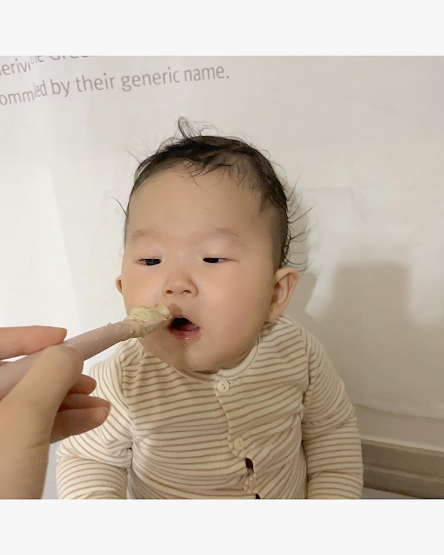 #아빠돈많이벌어와 
엄마 이유식 만들다 
실패 후 어이없는 털털함에🙂
랑빠가 안되 보였는지 바로~ 

babybonjuk_official 
baemin_official 
검색 탁탁 ,, 배달 엄청 빨라😄
띵동 하고 노는 동안 엄마가 
샤삭 1분 전자레인지 돌리고 
몰라랑이 한입 자아~ 😊 

아가새.. 역시 잘먹는다.. 
이젠 시판도 먹어보까~? 
역시 아빠 ,, 된밥을 먹는 랑이에게 
진밥? 된죽? 을 대령하셨다..

몰라~ 너무 잘먹네☺️ 

랑이 섭취 - 닭고기양송이진밥
이지만 시판은 여러가지 들어 있기
때문에 성분을 봐야한다. 

대략보니깐 양파 무 양송이 닭
기본 베이스 채수 재료들이 
들어가 있는 걸로 보인다. 

딱히 알러지 반응 일어날게 없어 
안심하고 먹였고 랑이는 거의 무염식인데 
간이 거의 안되 있는거 같아
너무 좋았던 종종 힘들때 힘을 빌려
볼까한다 😊

다먹고 퍼포먼스 안보여줘도 되는데
밥그릇 뺏긴 엄마 잘못ㅋㅋ🥲 
…
#시판이유식추천 
#베이비본죽 #베이비본죽이유식 
#무염이유식 #무염식단 #이유식 
#유아식 #유아식메뉴 #시판이유식후기