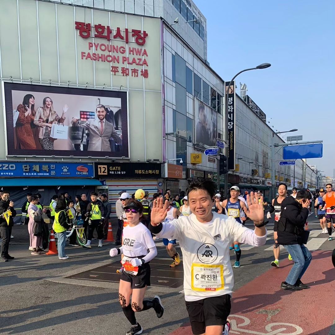 #안녕2023

3월 태어나서 첫 #풀마
게임마다 골을 넣게해 준 #대우FC

4월 그러다 아작난 내 #아킬레스건파열 그리고 수술 모든것를 잃은 것 같았던 악몽같은 시간.

5월 얼떨결에 시작한 #재활유튭
그리고 끊임없는 재활 지긋지긋...

8월 그래도 휴가는 가야지
#조선왕릉원정대 즐거웠다. 뽑아줘서 고마워요! royaltombs_festival

10월 꾸준히 준비해서 드디어 10키로 뛰었다. 터무니 없는 기록이지만 다시 달릴 수 있어 눈물이 날것 같았던 서울마라톤.(사실 펑펑 울었음..)

다시 달릴 수 있었던 원동력 뛰뛰빵빵 ddbbrunning 

그리고 힘든 순간을 함께 해준 쏭쏭 wonnnyy_sss
걱정해준 가족들 친구들 그외 기타등등 여러분들

내 인생 중 가장 힘들었지만 내옆에는 항상 좋은 사람이 있었고, 행복하게 해준 지인들도 있었다. 위기는 기회였고, 기회는 노력이었다.

2024년 시작해보자!

무엇보다 간만에 장문을 쓰고 감성적인 글을 쓰려니 손발이 오그라든 지금이다.