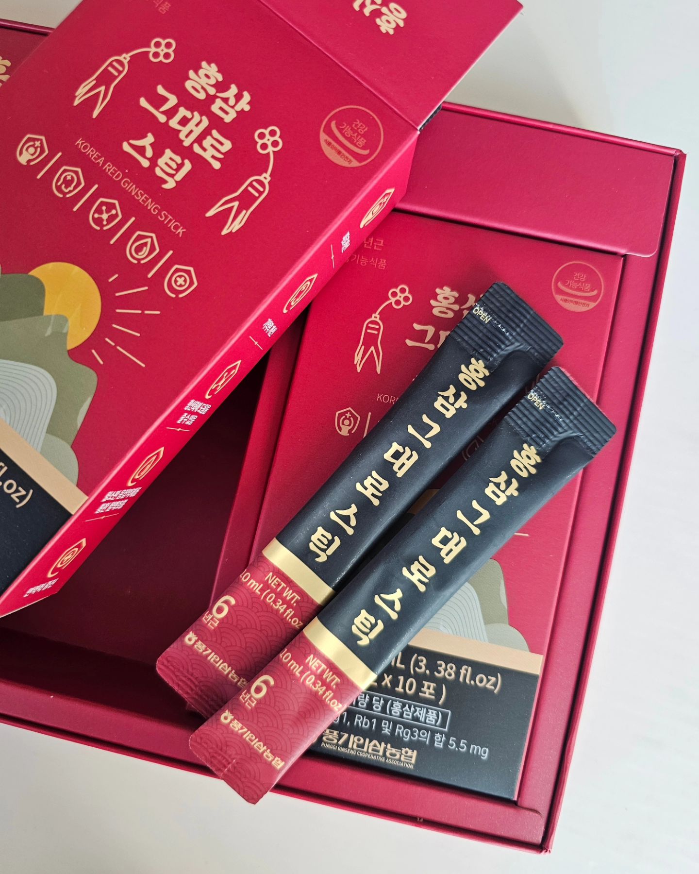 #협찬 홍삼선물🫶🏻

나 요즘 운동하랴, 짐챙기랴 
머릿속에 폴더 10개를 동시에 돌리는 느낌.
해외가면 한국 홍삼 제일 알아준다면서?
일단 선물하기 전에 내가 먼저 맛봤지!

요거 진득한 겔상태일줄 알았는데
정제수로 부드럽게 차마시듯 호로록 가능!
쌉싸름함 뒤에 입에 남는 풍미넘치는 홍삼 스멜에 놀람🫶🏻

6년근 홍삼 스틱으로 선물 확정!

#풍기인삼 #홍삼 #황풍정 #홍삼그대로 #고려홍삼6년근 #6년근홍삼 #홍삼브랜드 #부모님홍삼 #상견례선물 #답례품 #홍삼선물세트 #홍삼할인 #홍삼스틱 #짜먹는홍삼 #면역력 #피로회복 #가족건강 #진세노사이드 #건강기능식품 #설명절선물추천 #설날선물 #홍삼스틱추천 #홍삼 #갓성비