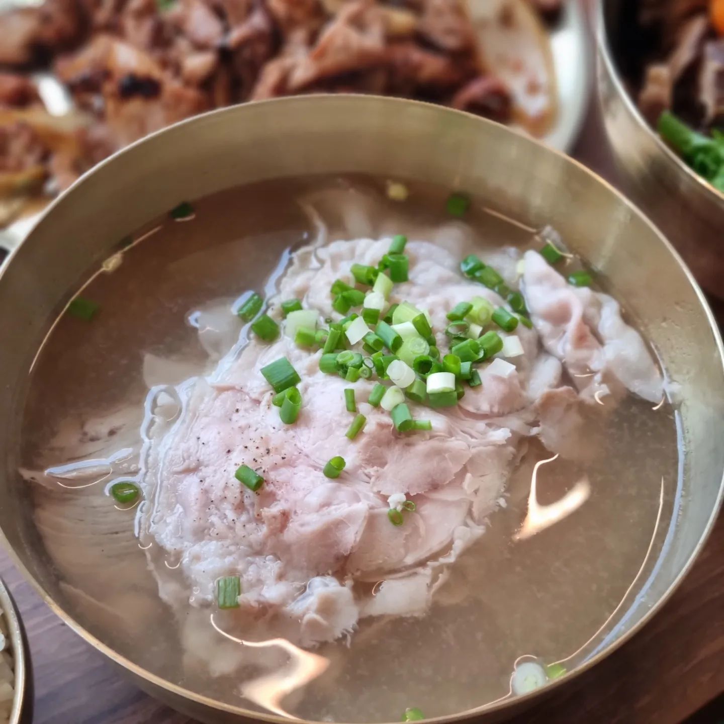 이른 아침 비행기로 배고프고 피곤한 아이들과 먹기에 아주 찰떡이었던 공항 근처 국밥집 #연미관 

📍제주 제주시 신대로9길 21-1 1층 

주차가 복잡한 제주시내에서 충분한 주차공간
매장 옆 주차공간 가능
부족했을때는 매장 앞쪽에도 주차 가능 

▪️흑돼지돗곰탕 10,000원
▪️비빔밥 10,000원
▪️흑돼지 바싹불고기 10,000원 

밥까지 따끈한 국물속에 푹 담겨져 있어서
속편한 아침 메뉴로 너무 좋았던 흑돼지 돗곰탕
수북하게 올려진 고기는 어찌 이리 얇고 야들하게 썰어놓은건지!! 굳굳
불맛가득 들어간 바싹 불고기까지 같이 먹으면 밥 잘 안먹는 아이들도 개눈 감추듯 후루룩 냠냠 완밥 가능🙊
빨간맛 없으면 서운한 엄마는 야채가득 담긴 비빔밥 한그릇 뚝딱 

제주공항 근처 아점메뉴 완전 성공이다 성공❤

#제주공항근처맛집 #제주연동맛집 #제주해장국 #제주시내국밥 #제주공항아침밥 #제주시내맛집 #협찬 #리뷰노트