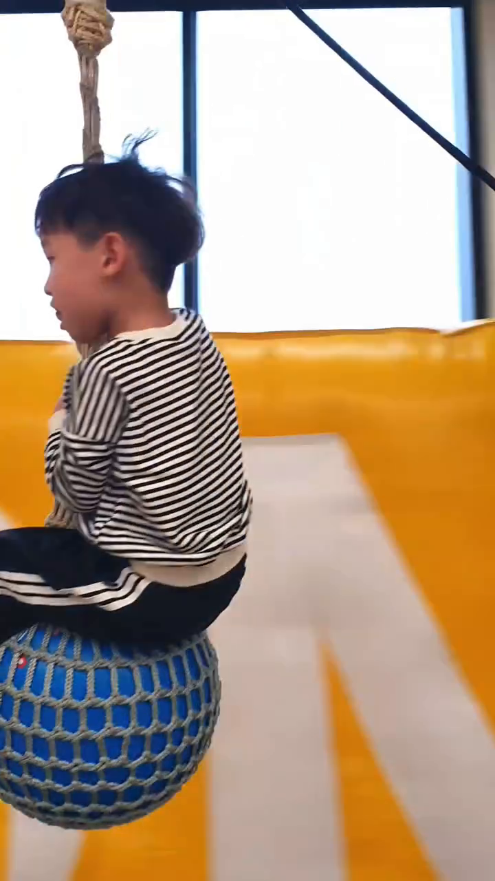 #협찬
▶️ 시흥 다이나믹온 플랑드르
⠀ 
키가 110cm를 넘지 않는다면 키즈존에서!
짚라인, 트램폴린, 정글짐, 스크린게임
터치 슬라이드 등을 즐길 수 있구요
⠀ 
110cm 넘는 친구들은 액티비티존에서
다양한 체험 활동을 할 수가 있어요
"점핑 클라이밍"은 140cm가 넘어야 하는데
아이가 아직 키가 안 되니까
나머지 체험 중 재미있었던 걸로
한번 더 하게 해주셨어요😀
"드롭 온"도 140cm 이상이라고 써있긴 한데
그냥 낮은 높이에서 체험할 수 있게 해주시더라구요
요즘 날도 춥고 공기도 안 좋아서
집콕만 하다가 간만에 신나게 놀고 왔어요👍🏻
⠀ 
⠀ 
- 클라이밍
- 스텝 점프
- 점핑 클라이밍
- 로프코스
- 드롭 온
⠀ 
⠀ 
#아이랑가볼만한곳 #대형키즈카페
#시흥키즈카페 #액티비티키즈카페
#초등학생키즈카페 #액티비티체험
#다이나믹온 #시흥다이나믹온