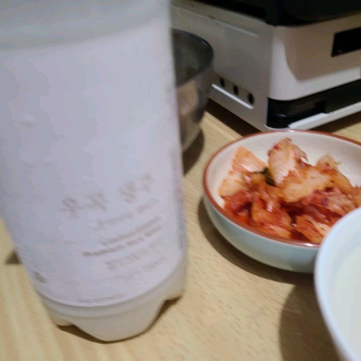 #협찬 

우곡생주는 무감미료 쌀막걸리로, 2019년 농식품부 우리술 품평회 탁주 부분에서 대상을 수상한 제품이에요

진득한 질감과 은은하게 퍼지는 바닐라 향 등, 고급 막걸리가 가진 특징을 가지고 있어요

특히 은은하게 퍼지는 바닐라향이 매력적이며, 우곡이라는 제품명은 배혜정도가의 대표 배혜정 씨의 부친이자 국순당 창립자인 우곡 배상면 선생의 호에서 따온 것으로 아버지의 삶과 술, 그리고 철학을 생각하며 최선을 다해 빚었다는 의미이기도 해요

https://smartstore.naver.com/baedoga/products/5551289560

#프리미엄막걸리 #우곡생주 #걸쭉한막걸리  #baedoga #bhdbrewery #woogok #배혜정도가 #리뷰어스 
#국내산막걸리 #막걸리 #전통막걸리 #무감미료 #막걸리추