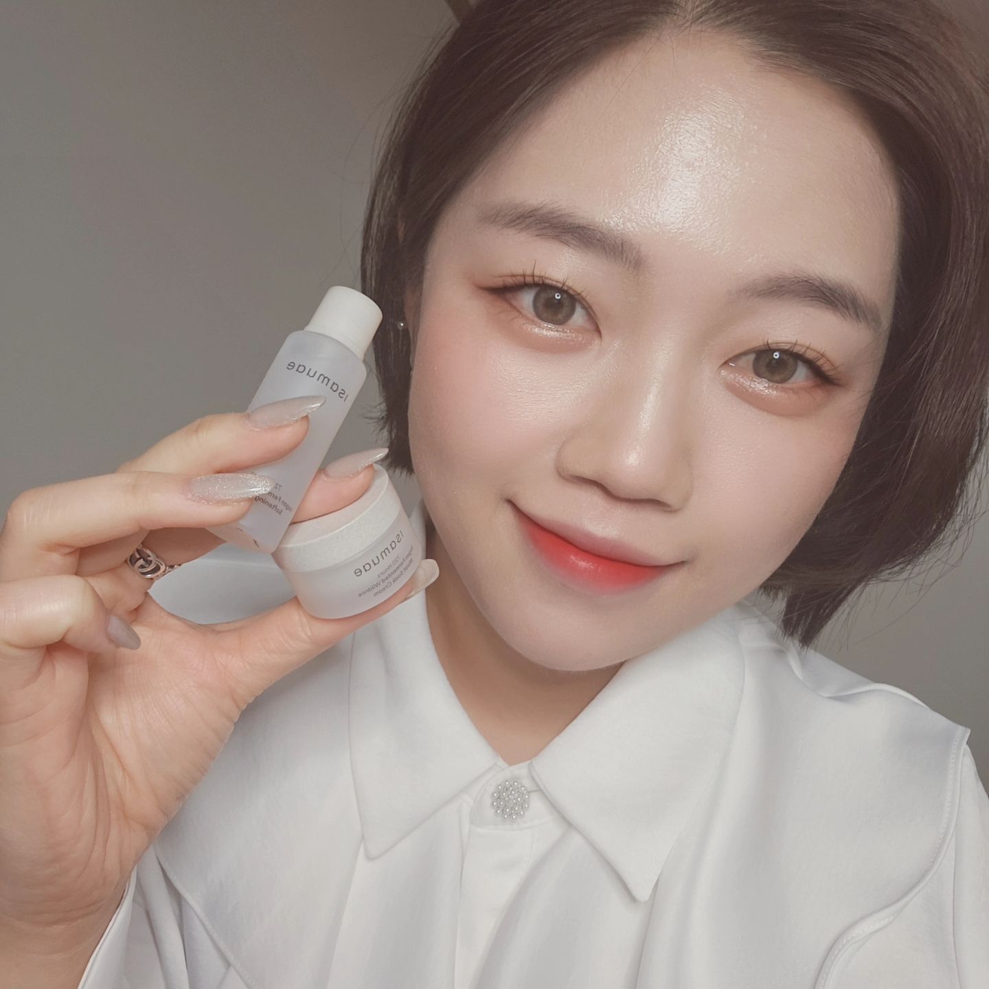 #광고
제가 화장품은 정말 까다로워서 거의 비건제품만 쓰는데요~
이사무애는 비건중에 비건인듯해요!
진짜 무향무취 아예 향료없는듯한데 이상한 냄새도 안나고
찐 순한 아이템ㅎㅎ

샘플받아서 금방 쓰겠어욯ㅇㅎ
데일리템으로 매일쓰고싶은데 작아서 아쉽ㅎㅎ
트러블피부라 넘 리치한게 싫은데 아주딱이네요
그렇다고 크림이 물같지않아서 보습도 잡아줘용

에센스 후에 크림까지 마무리감 굿ㅎㅎ
토너 에센스 크림까지 하니 무적입니댜!!ㅎ
	
#15그램 #15그램뷰티 #15그래머 #이사무애 #ISAMUAE #비건발효수분결원액에센스 #비건발효쏙수분크림 #트리플비건발효밭벼 #수분집착 #제대로천천히 #컨셔스뷰티 #isamuae.official