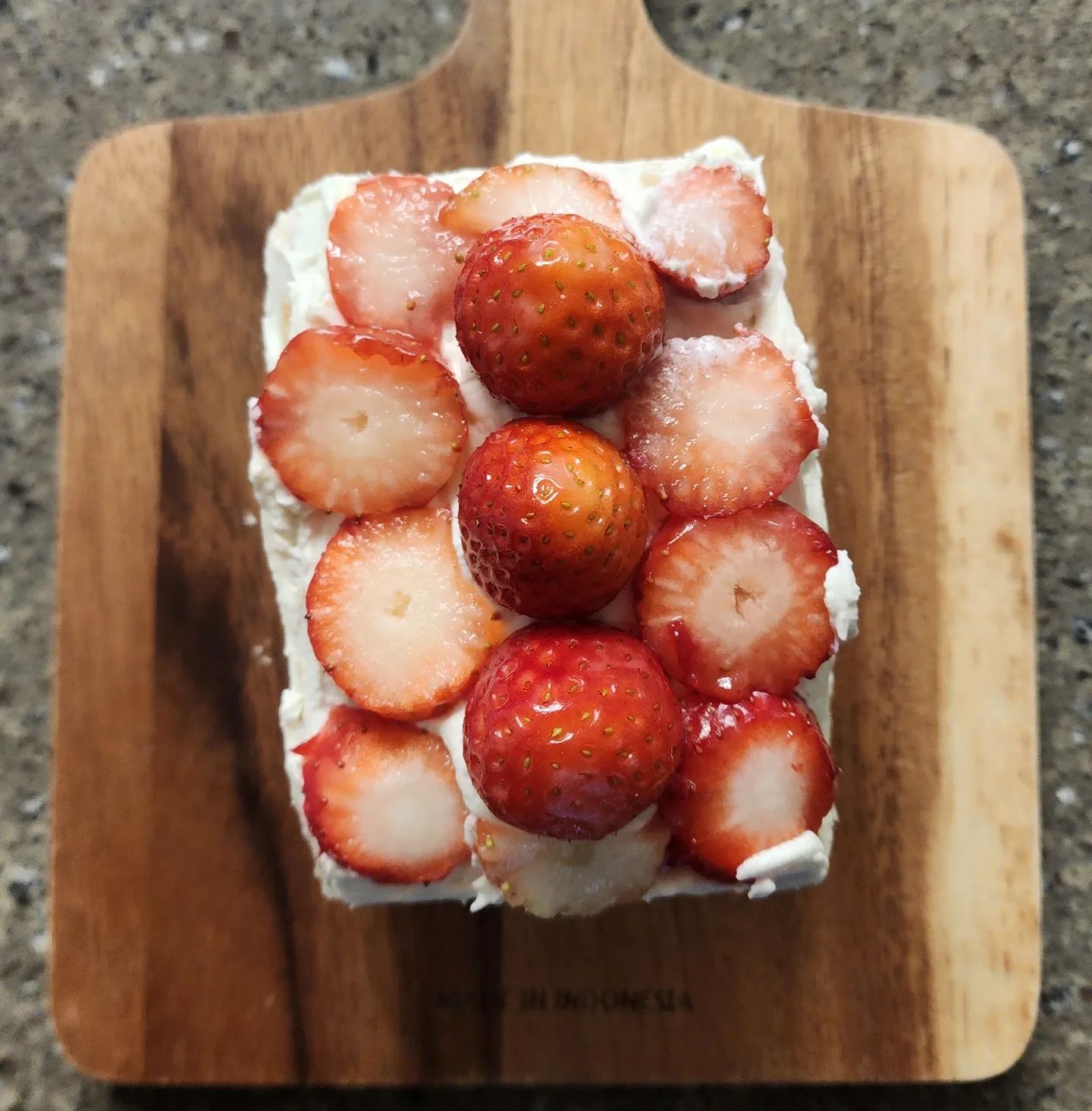 모양은 별로지만
맛은 괜찮은💕
#딸기케이크 #내가만든니케익 

생크림 1500원
빵 1500원
딸기🍓 약간 ㅋ