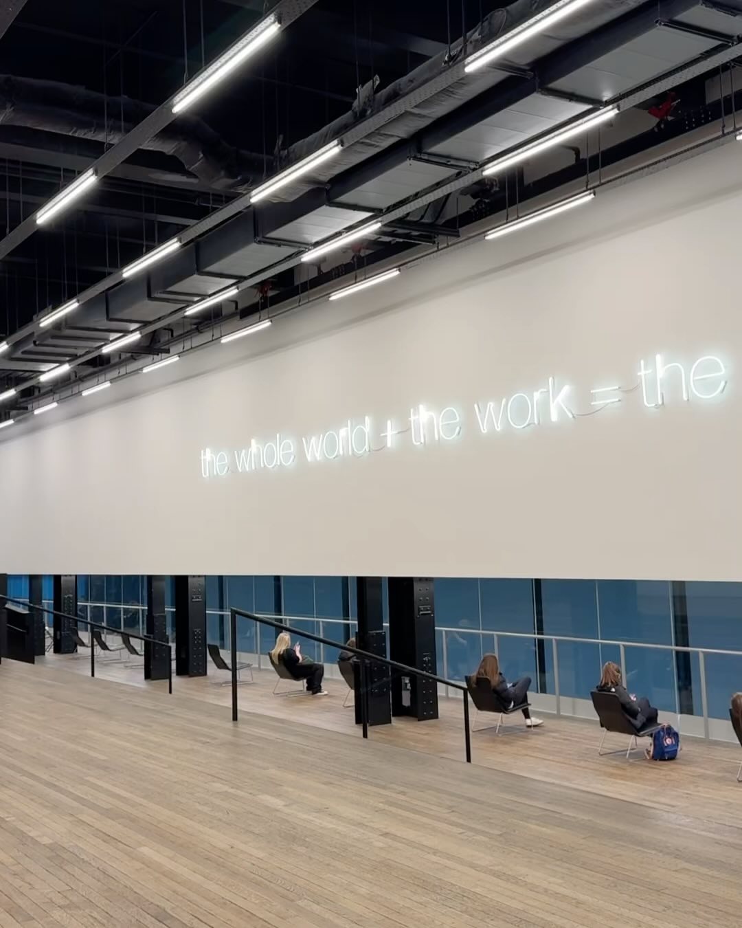 안 믿기지만, 나의 첫 런던. 친구는 1도 없음, 혼자 하루 종일 걷고 보고 돌아다니기만 한다. 아무생각 없이 구글지도 보고 걷는게 제일 행복하다. 런던 첫날은 Tate Modern으로 시작✔️ Cecily Brown의 페인팅이 이렇게 멋있는줄 처음 알았다. 지금 보면 꽤 이해가 되는데, 대학교 때는 왜 그렇게 Susan Sontag의 책이 읽기 싫었을까?🫠 Jeff Wall의 사진은 과연 한장에 얼마일까..? 실물이 정말 압도적이라 말도 안나온다. 하루 14km, 템즈강을 3번 왔다갔다 걷고 혼밥을 시러하는 나는 겨우 한끼먹고, (딱봐도 고딩같은데 알바생이 실란트로+스프링롤을 공짜로 줌🤣 고마웠어.. 나 고수 좋아해😁🌿) 호텔에오니 발에서 피가 나고 있었다ㅋㅋ 나의 첫날 런던일기 끝🥹💘🩵 

#tatemoden
#london 
#TheHoxtonlondon
