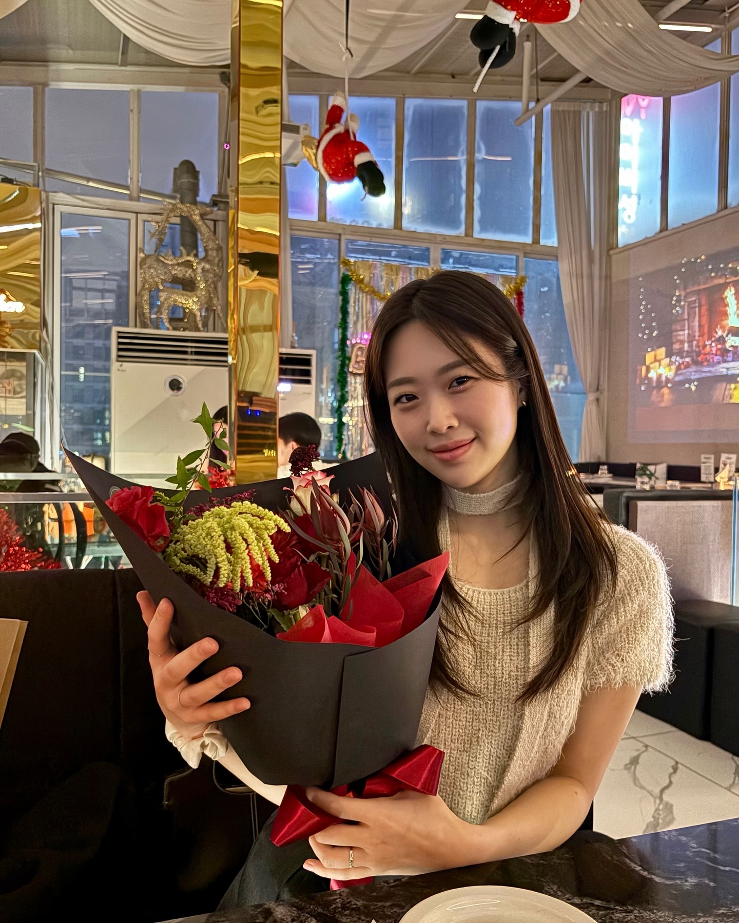 생일 기념으로 다녀온 메리가든✨
시티뷰 야경맛집이라길래 기대하고 갔는데
기대 이상으로 분위기가 너무 좋았어요(＊’͜’ )
리조또먹으러 또 가야지이🖤

✔️6인 이상이면 10% 할인이라 연말모임, 청첩장 모임으로도 추천🙌🏻