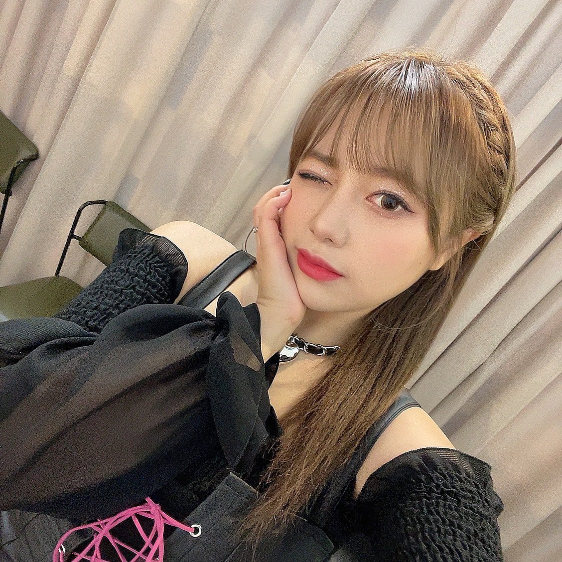 #협찬 
활동할때 유용하게 이용했던 픽앤웨어 헤어피스🫶🏻 
첫장 사진처럼 조금 짧은 머리라 스타일링에 제한이 많았는데 픽앤웨어 피스 덕분에 머리도 묶고 고데기도 하고 자유로운 스타일링을 연출 할수있었어요👍🏻 편리하고 관리 하기도 편한 픽앤웨어 헤어피스❤️❤️