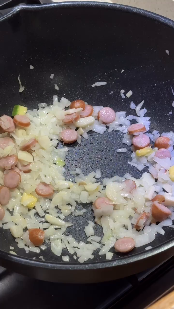 #홈쿡 볶음밥+케찹🍄🧅🥓🧄🍚🥫

오랜만에 홈쿡!을 올립니다. 홈쿡은 계속 해왔는데 할 때마다 
영상을 촬영하지 않아 올릴게 없었어요💦
오랜만에 홈쿡을 영상으로 남겨보았습니다.

오늘 저녁은 아주 간단한 볶음밥을 만들어 먹었어요.
야채들을 다듬고 잘개 썰어 딱딱한 재료부터 볶아주면 되는데
저는 한 곳에 재료들을 보관하다가 순서대로 넣으려니 후두둑
재료들이 섞이고 막 같이 웍에 들어가고,, 그냥 다 같이 넣었습니다.😅
볶음밥의 매력은 정해진 재료없이 내가 먹고싶은! 생각나는 재료들로 만들 수 있다는 점 같아요!😆

딱히 먹을게 없을 때! 냉장고에 소비기한 임박한 재료들이 있을 때!
간단하게 만들어 먹을 수 있는 볶음밥을 맛있게 드셔보시길 바랍니다.😁👍

#아그요리 
#홈쿡스타그램 #홈쿡레시피 #홈쿡그램 #홈쿡요리 #요리동영상 #요리스타그램 #요리 #요리레시피 #간단레시피 #초간단레시피 #초간단요리 #초간단 #볶음밥 #볶음밥레시피 #볶음밥필수 #볶음밥은필수 #볶음밥까지 #남편요리 #집밥 #집밥레시피 #집밥스타그램 #집밥요리 #먹스타맞팔 #좋반