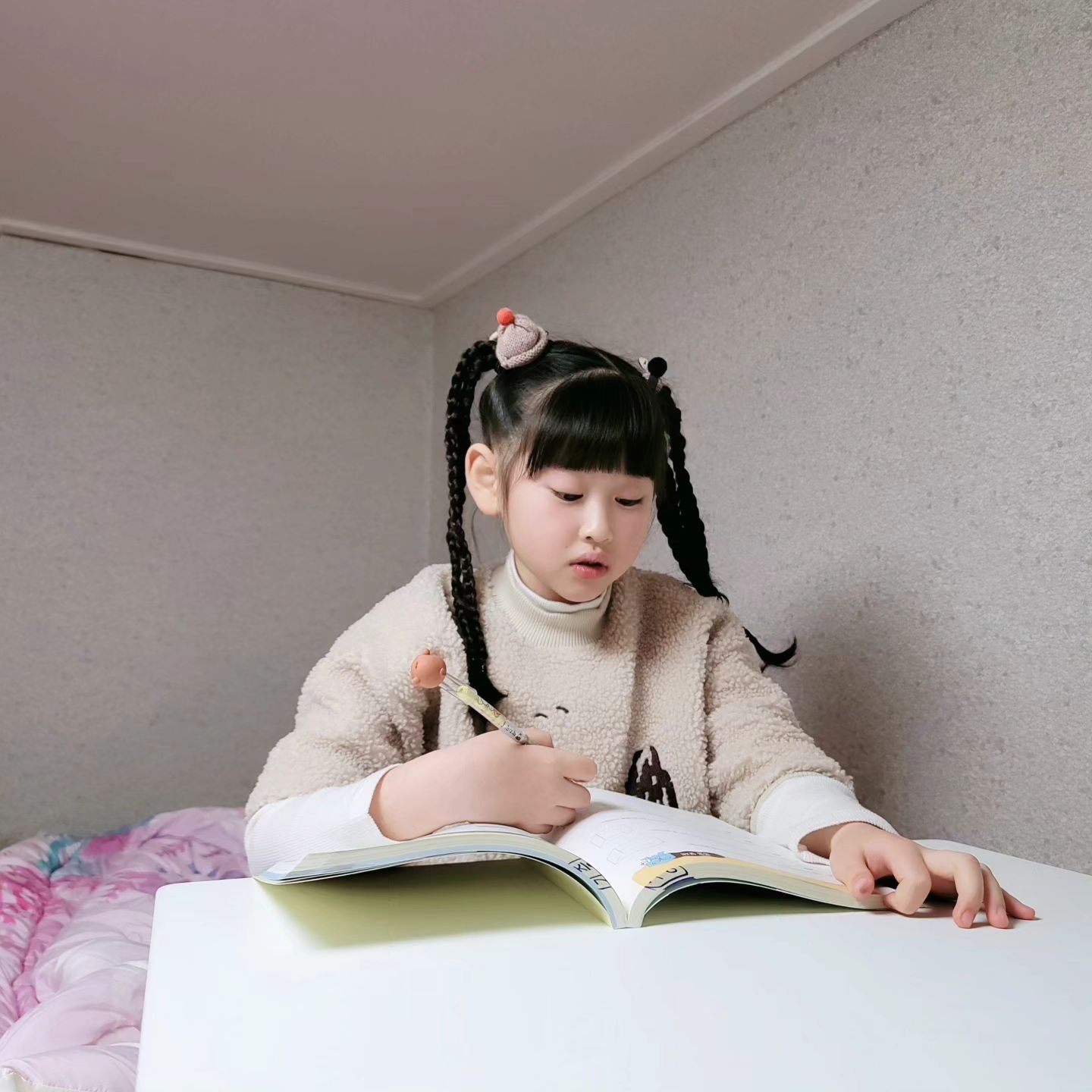 #협찬 
예비중학생은 아니지만...
언니,오빠들은 어떤 문제를 풀고, 배우는지 궁금해하는 미니를 위해 준비!!^^
이 책 한권이면 초등 6년 수학을 점검해 볼 수 있다는데... 곱셈,나눗셈,분수,소수...이런 개념을 다 아는 미니라서 한번 풀 수 있는것들 풀어보랬더니 도형부분이 재밌다고!!^^
니가 재밌어해주니 다행이야~~
(두번째는 동영상)
.
고학년 문제는 어떤지 경험해보는것도 좋은것 같다~^^♡ .
#초등수학 #예비중학생수학 #초등수학정리 #예비중학생겨울방학 #초등수학문제집 #수학문제집추천 #초등수학트레이닝북