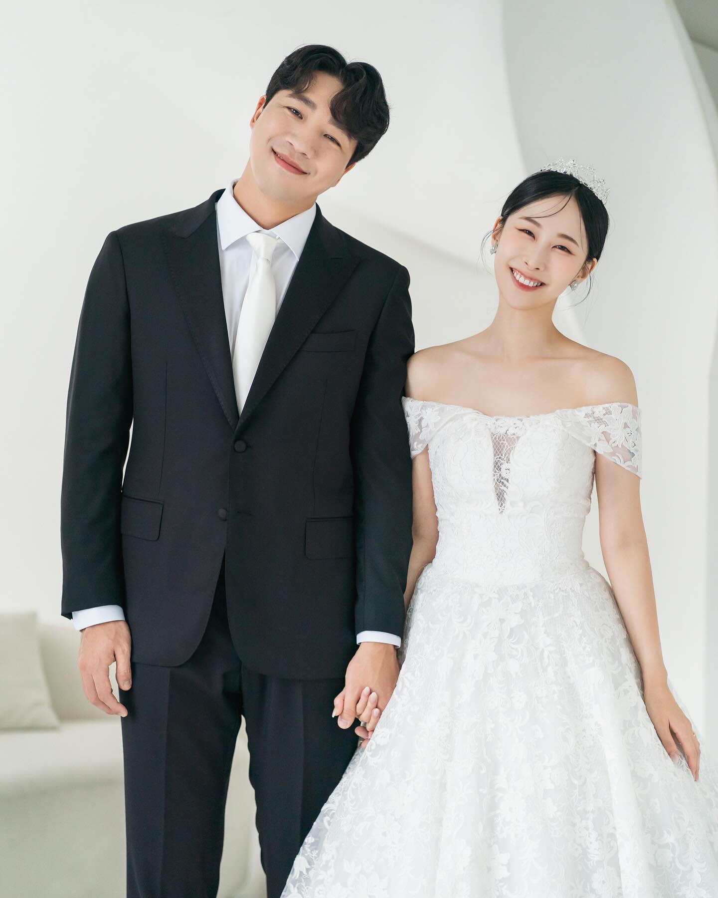 •
2024.04.28 💍 엘블레스 12:30
🤵🏻‍♂️🤍👰🏻‍♀️ 형복, 수아 결혼합니다!

더 많은 분들에게 소식을 전하고 싶었는데
결혼 소식으로 오랜만에 연락 하려니
마음에 걸려 미처 연락하지 못한 분들이 많아요

너그러이 이해해주시고 먼저 연락주신다면
감사한 마음으로 소식 전하겠습니다 ◡̈

♡♡ 지금보다 더 행복하게 잘 살게요 ♡♡