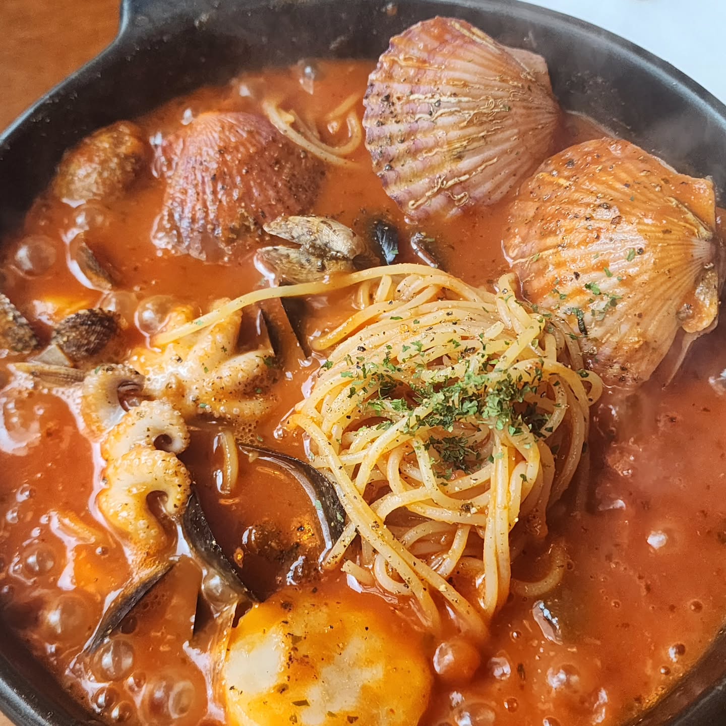 #협찬

 

맛있는 파스타가 생각나면 시흥 파스타 맛집 1등!!
파스타가 맛있는 시흥은계맛집 어부파스타 방문 했어요.

- 1인 1메뉴 주문 시 식전빵+탄산음료+디저트+후식까지 무료제공

- 네이버 영수증 리뷰 작성 시 식사금액의 5% 할인

시흥맛집 어부파스타는 좋은재로를 사용하여 퀄리티 좋은
음식과 가성비 좋은 가격으로 피자, 리조또, 파스타 모두 맛있게 즐길 수 있어요.

오늘은 가족들과 함께 방문 했는데요, 양도 푸짐하고, 맛도 있어
아이가 더 좋아해서 또 방문 하려고 합니다.

음식 다 먹고 디저트와 차가 나와서 다른 장소 옮기지 않고 가족들과 이야기도 많이 하고 즐거운 시간 보냈어요.

 곧 돌아오는 크리스마스 가족, 연인, 회식 장소로 추천해요.

eungye_abu.pasta

주소 : 경기 시흥시 은계번영길 40 (은행동, 샤르망프라자) 2층 어부파스타

전화번호 : 031-317-8792

 

#시흥맛집 #시흥은계맛집 #은계지구맛집 #어부파스타 #시흥파스타