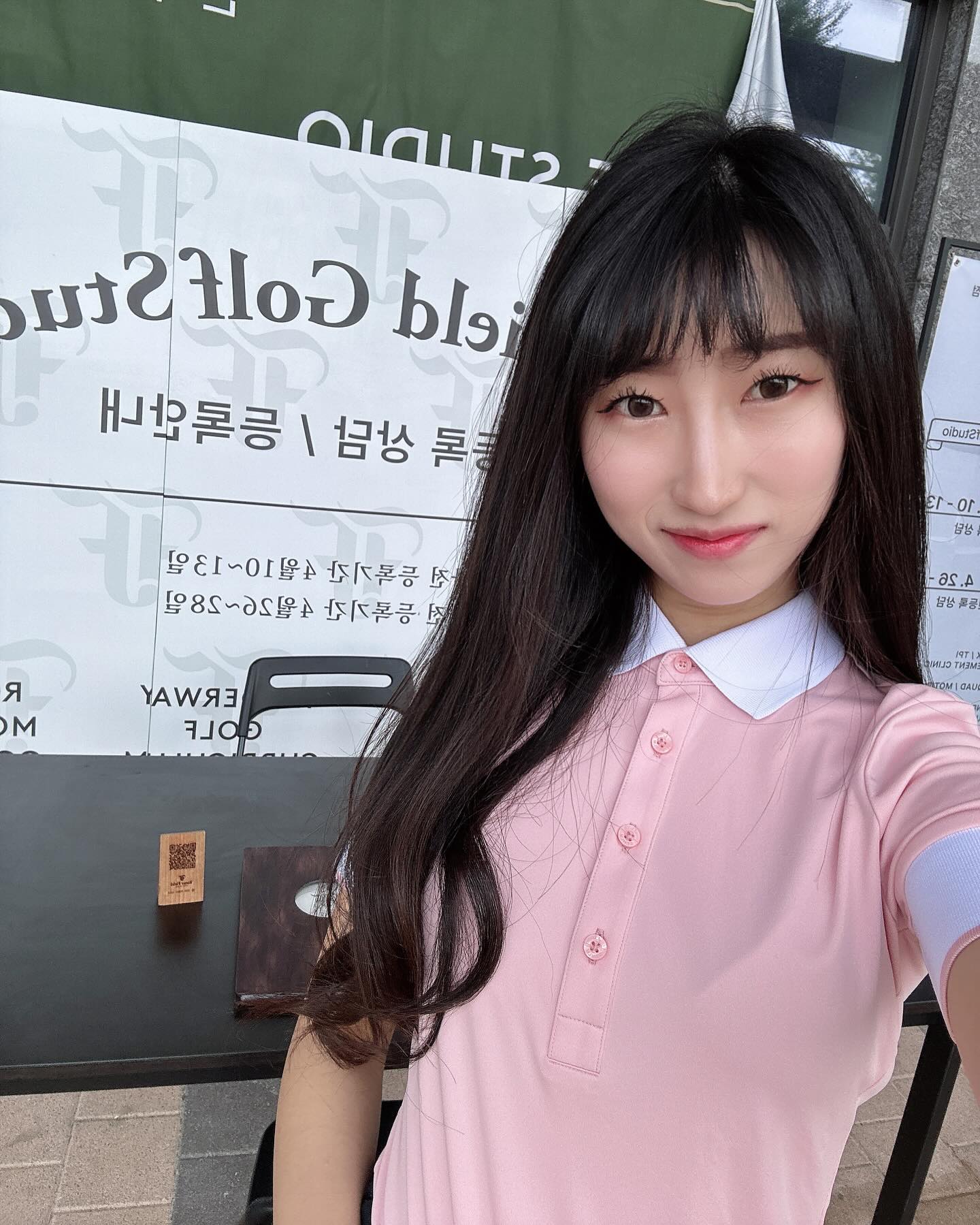 #내돈내산 에서 이젠 #앰버서더 로 👼🏻🏹🤍

여러분 🩷🩷🩷 챈블리의 기쁜 소식 같이 전해요 !! 🫶🏻
이번 달부터 🪽하이앤드프리미엄 골프스튜디오 토너필드에서 앰버서더를 맡게 되었어요 !!🪽 toner.field 🤍

제 입으로 말하기 좀 민망스럽지만 ㅋㅋ 🤭 요즘 챈블리 스윙 예뻐졌다는 말을 많이 들어요 .... ♥️♥️ 토너필드 덕분 100000%

더군다나 작년말부터 제돈제산으로 시작했기 때문에 어느 때보다 더 진심으로 시작하게 되었어요 🏌🏻‍♀️

📌 하이앤드프리미엄 골프스튜디오 토너필드는 쾌적한 공간은 물론 프라이빗한 1:1 룸 레슨 으로 진행되며 두 레슨 룸에는 보다 정확한 스윙분석을 해줄 트랙맨 장비를 완비하고 있어요

📌 PGA 투어 선수들이 직접 사용하는 실측 장비 GC Quad와 최신 퍼팅 레슨 시스템이 가능한 PuttView시스템 ,QED,V1 등도 함께 완비되어 있다는 점 !

📌 체계적인 레슨 커리큘럼 뿐만 아니라 스윙분석, 볼 데이터 분석, 체형분석, 실제 라운드 후 스코어분석 타격훈련(체력훈련), TPI 골프 피트니스•움직임 클리닉 (모피티지오 체형분석기계)와 함께 골프 레슨을 진행함 으로써 건강한 골프를 할 수 있도록 도와줘요

📌 까까없이 못 사는 챈블리,, 아시죠 ? ㅋㅋㅋㅋ 셀프 스낵코너와 커피 & 차와 탄산수까지 즐길 수 있는 공간이 마련되어 있는 것 또한 너무 매력적으로 다가오더라구요 🫶🏻

📌 한 레슨의 커리큘럼 속에 담당 프로님과 정규코스 라운드까지 진행하고 있어서 더 좋더라구요 저두 다음달 나가는데 너무 기대되는 거 있죠 ?? 💕

📌 또한 주니어 골퍼로 성장하는 아이들을 다루는 토너필드만의 킨더웨이 프로그램도 따로 마련되어 있으니 전문 커리큘럼을 토대로 보다 올바른 길로 인도해줘요 ➜ kinder.way_korea 

📝 제가 레슨 받는 프로님은 김혜준 프로님인데요, 프로님의 실력도 대단하시지만 정말 레슨을 진짜 잘하세요 ... 귀에 쏙쏙 들어오게 설명을 너무 잘 해주시는 탓에 제가 완벽히 인지를 하니까 몸도 점차 따라가더라구요 ,, 정말 제게 의사선생님 (?) 이십니다 😂💖

⛳️️ toner.field ⛳️
12________31 김주동 대표님, seung.ji.han 한승지 대표원장님, jjun.pro_ 김혜준 리드프로님, 김기훈 마스터님으로 이루어진 ✨하이앤드 프리미엄 골프 스튜디오✨ 토너필드는 입문자용 Lv5 단계부터 높은 Lv1 까지 세부적으로 커리큘럼이 짜여져 있으며 더 상세한 설명과 문의 및 상담은 토너필드 계정 또는 055-325-1827 & 010-6383-1872 으로 하시면 돼요 🎀

앞으로 스윙도 타수도 계속 발전 될 챈블리 모습 기대해주세요 🙆🏻‍♀️