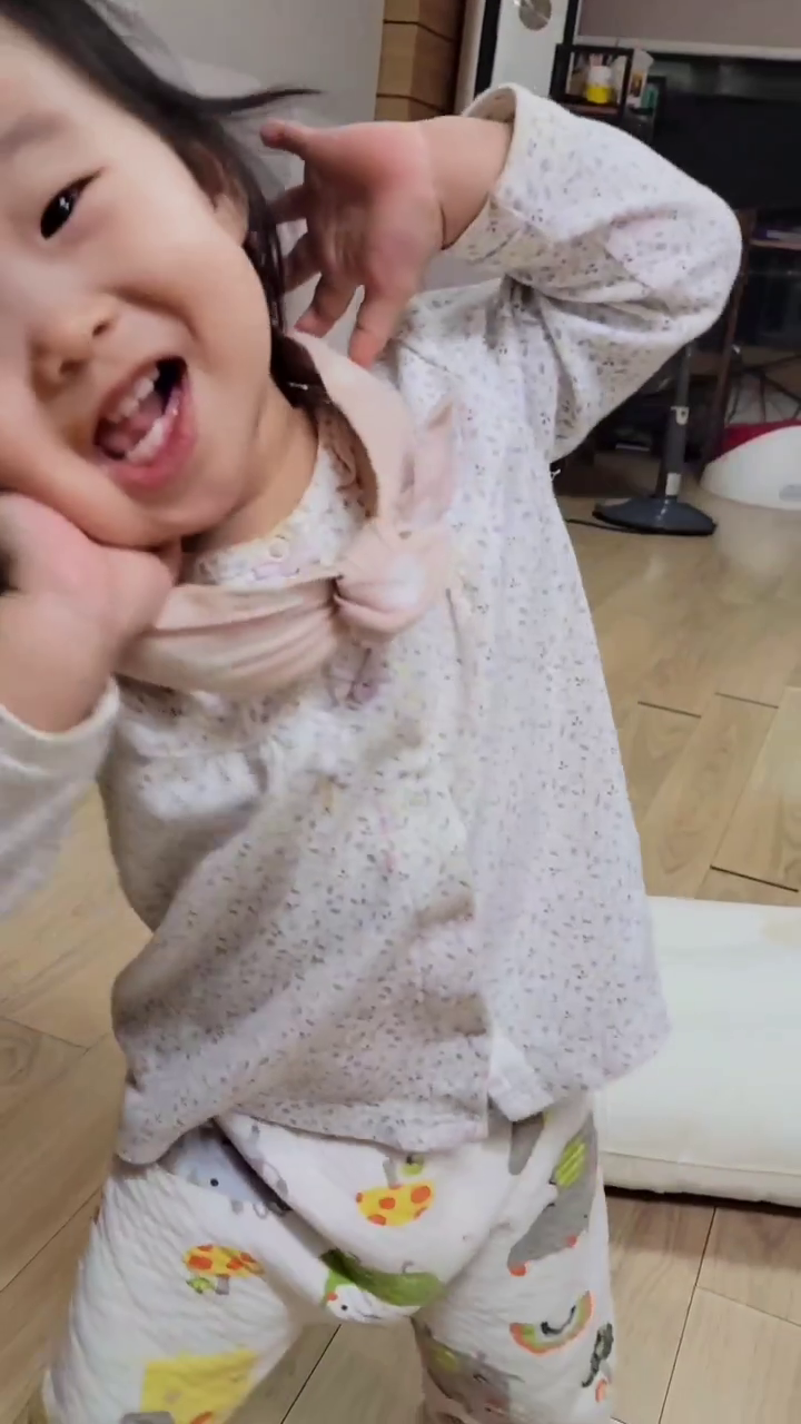 까꿍~이쁜짓! ㅎㅎ 
둘째가 오늘 밥값하네요ㅋㅋㅋ 

#현실육아 #귀여운아기 #귀여운 #cutebaby  #아기 #baby #16개월 #16months #육아소통 #딸바보 #애교 #딸애교
#까꿍 #까꿍놀이