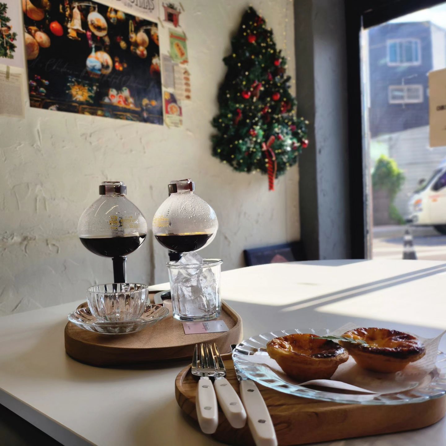 🤩 #cafe

샘의 데이트 신청,
당장 가야지요🥰
즐거운 수다와 커피한잔!

분위기 맛집 하르르커피,
사이폰커피☕️
추출방식 신기방기  ๑´ڡ`๑
산미 가득 커피 케냐와 에티오피아!

harr.coffee_official 
하르르커피 오전영업 해서 넘넘 좋아요 🩷
🎈 오전 8시~ 오후9시
🚘 주차장 건물내 주차가능(개선되어 최고👍)

#거제카페 #하르르카페 #하르르커피 #사이폰커피 
#커피맛집 #분위기맛집 #일할맛나는하루 #커피수혈

◡̈
