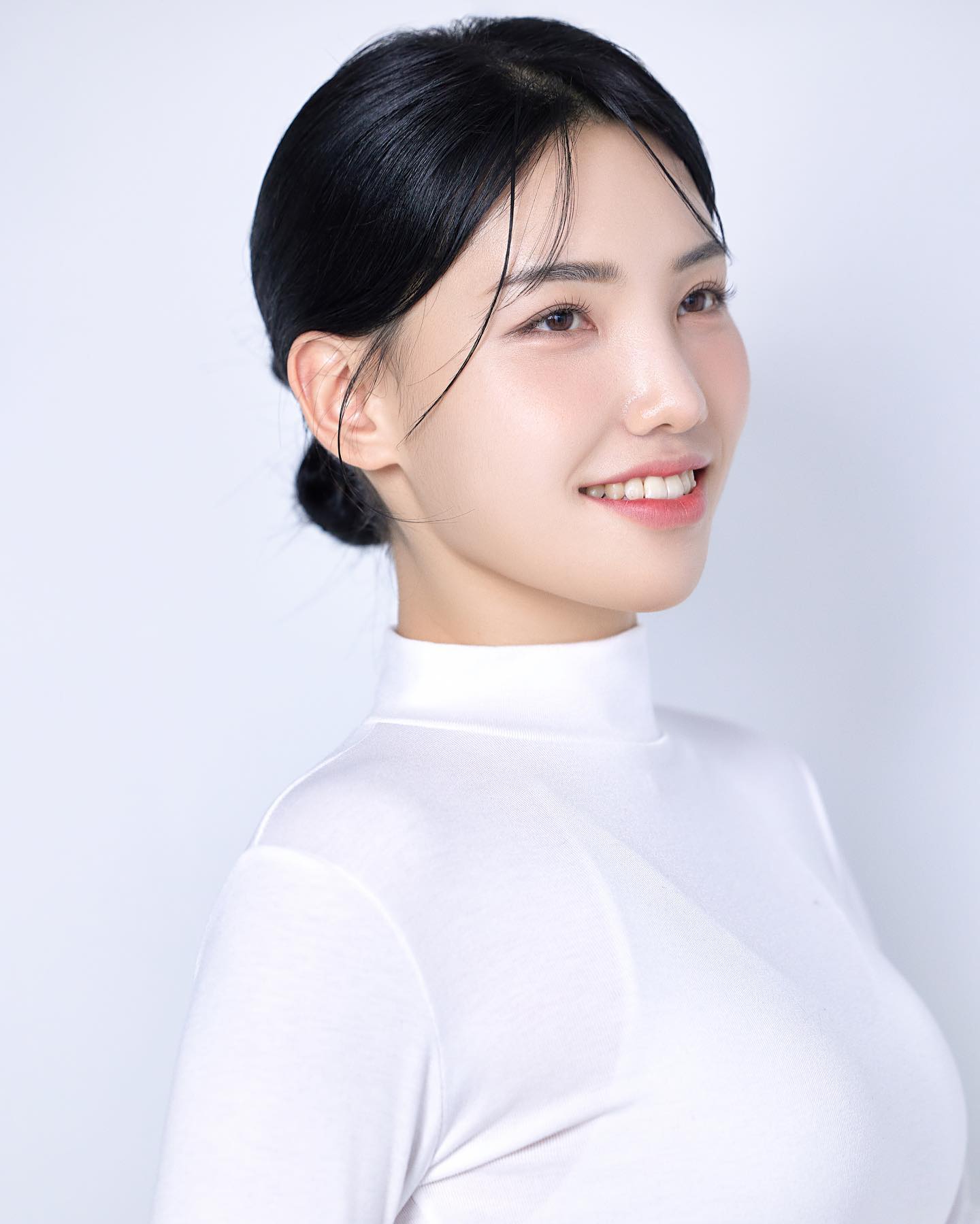 💚 당신이 건강한 삶을 살기 위해 필요한 모든 것을 제공하는 곳, 
리본즈 필라테스에 오신 것을 환영합니다-!💚

리본즈 필라테스는 #전문적인 강사진으로 이루어진 곳입니다. 
당사의 필라테스 강사들은 고객의 건강 상태를 최우선 고려하며, 
전문 지식을 바탕으로 친절하고 세심한 서비스를 제공합니다.

💡
우리 센터는 필라테스 운동을 통해 다음과 같은 장점을 제공합니다.

① #근력강화 와 #유연성향상 
② #몸매개선 과 #체형교정 
③ #골밀도상승 
④ #허리디스크 예방과 관리
⑤ 몸의 #균형감각 향상
⑥ #스트레스해소 와 #집중력향상 
⑦ 심장 및 호흡기 성능 향상과 같은 신체 개선

전문적인 지도와 조언을 통해 
개인적인 목표를 달성할 수 있습니다.

-

리본즈 필라테스의 전문강사는 정확한 평가와 맞춤형 프로그램으로 
고객 개인의 목표를 달성하는 데 최선을 다해 지원합니다 :)
또한 입문자들을 위해 1회 수업 가능합니다.

센터에 대한 정보나 문의사항이 있으시다면 언제든지 연락 주세요.
리본즈 필라테스가 여러분의 건강한 삶을 지원합니다 💕