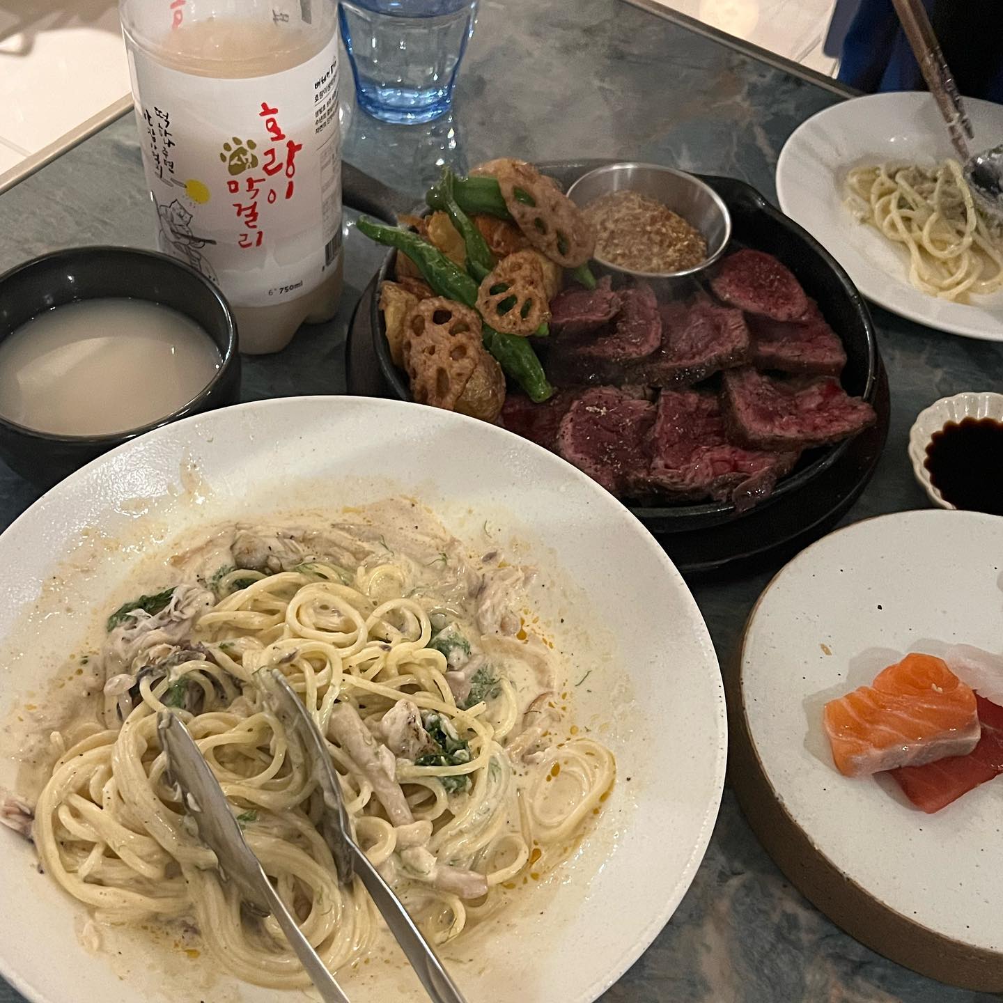 #🧜‍♀️ 
사진이 좀 뭉개졌지만 괜찬하,,ㅎ
.
월요일에 오랜만에 은서님 만나갖고
오백년만에 영화 보고 오백년만에 어흥가기🐯
.
인어공주 보고 회 먹기는 못참지^^
.
작년에 <헤어질결심> 보고 초밥 먹어야한대서
근처 맛집 찾다가 알게된 어흥,,
이후로도 천호CGV에서 영화보면 어흥으로 갔는데
평소에 잘 안보다가 연말에 영화 몰아보는 편이라 
한동안 안봐서 못갔따^^,,
.
어흥가면 #삼치들깨파스타 꼭 먹어주야돼,,🫨
.
인어공주 후기 : 원작 애니랑 스토리라인 거의 차이없고 추가된 넘버는 있으며 할리 베일리가 너무 사랑스러움,, 사랑에 빠짐,,, 만약 이 영화 속 에리얼을 사랑하지 못한다면 이 사랑을 모르는 당신이 불쌍해요!🥺
.
.
.
#일상 #일상스타그램 #99 #스물다섯 #봄만스물다섯 #먹스타그램 #맛스타그램 #술스타그램 #회스타그램 #강동구맛집 #명일맛집 #굽은다리 #이자카야 #어흥 #호랑이생막걸리 #1인사시미 #사시미 #회 #토시살스테이크 #🍝 #🥩 #🍣 #마침내 #인어공주 #🥂