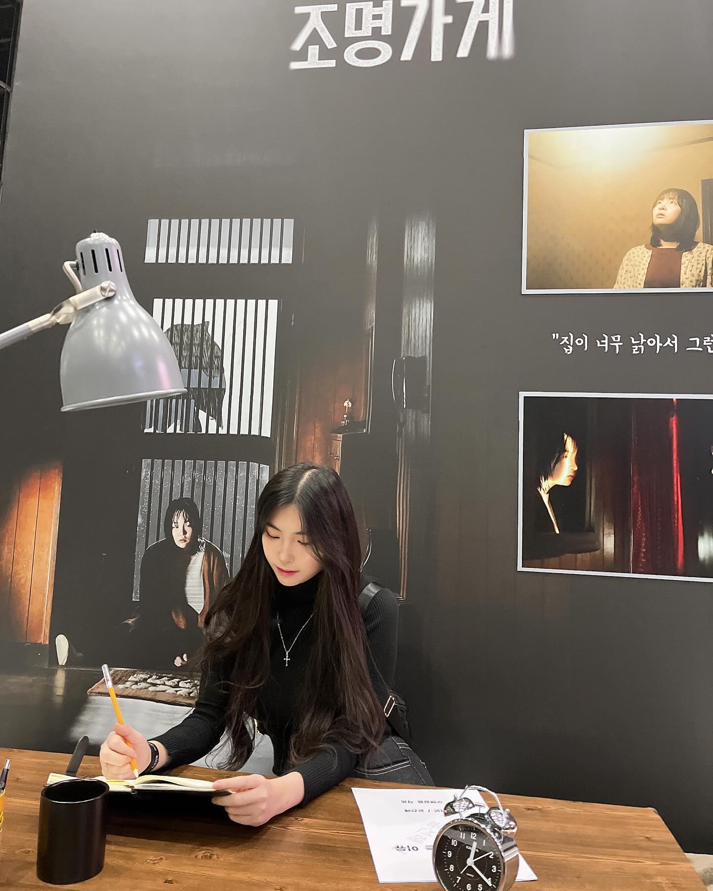 #광고 
디즈니+의 오리지널 시리즈 <조명가게> 프리 오픈 나잇 행사에
초청받아 다녀왔어요 !!💗

작품에 나오는 배경들을 디테일하게 구현한 포토존들과 키링 만들기 체험도 있었던 파티였어요 🤍 

또, 배우분들과 함께하는 소원 들어주기 이벤트를 통해서 배우분들과 사진을 남길 수 있는 시간을 가져서 행복했어요 ㅠㅜ❤️❤️
강풀 작가님 웹툰 원작으로 김희원님이 감독 맡으신 <조명가게>

<조명가게>에는 주지훈, 박보영, 김설현, 엄태구, 이정은, 김민하, 박혁권, 신은수, 김선화, 김기해 배우분들이 나오는데 행사장 현장에서 배우님들 케미가 너무 좋아서 작품 속 관계성도 더욱더 기대되고 현장 분위기도 너무 좋았어요 !!!😻

배우님들에게 비하인드 토크를 듣고, 최초 공개된 독점 영상도 보고 왔는데 너무 과몰입해서 얼른 정주행 하고 싶어졌던 
순간이었어요 😳🩷
디즈니+에 1회부터 4회까지 공개되었다는 소식 듣자마자 
바로 확인했는데 미스터리한 분위기 곳곳에 서사가 숨겨져있어서 다음 에피소드도 빨리 확인하고 싶어요ㅠㅠ

디즈니+에서 지금 바로 <조명가게> 1-4회 스트리밍 가능하니 얼른 달려가세요!!!!

#조명가게 #LightShop #조명가게_프리오픈나잇 #강풀 #김희원 #주지훈 #박보영 #김설현 #엄태구 #이정은 #김민하 #박혁권 #신은수 #김선화 #김기해 #드라마추천 #신작 #연말 #연말파티 #디즈니플러스 #DisneyplusKR