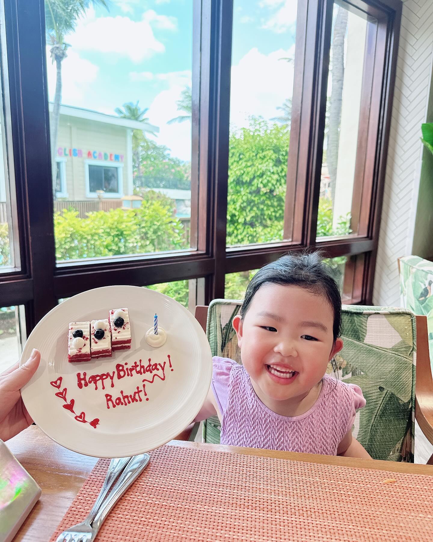 #라희생일 

이거 해주고 싶어서 사이판까지 옴ㅋ 
둘다 바쁜 일정이지만 한번뿐인 다섯번째생일 ㅎ

#사이판여행 #pic리조트 #한국인바글바글 
#5살생일🎂 #룰루라희 #내년은어디가지