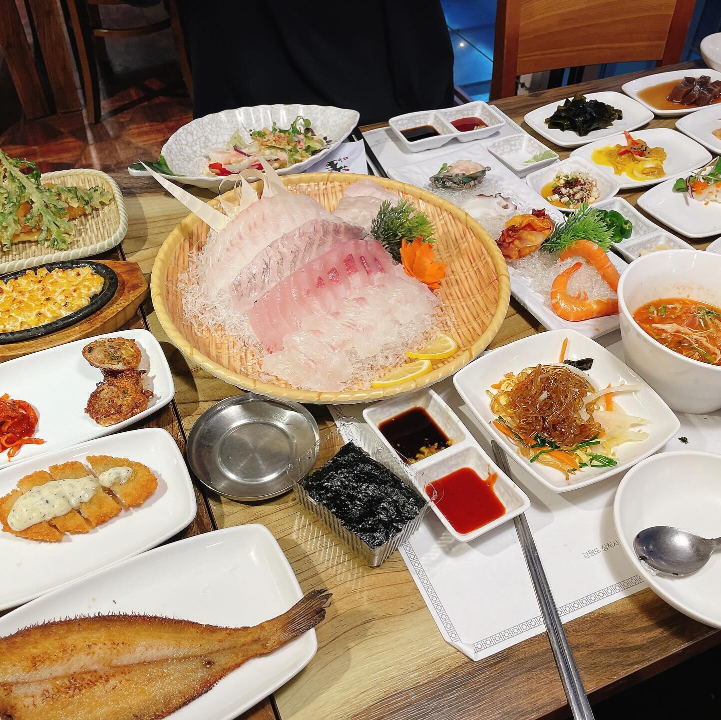 𖤐

모래놀이를 너무 오래한탓에 
비록 가려던 식당 마감되서 못가긴했다만 ㅜㅜ 
그래도 나름 오션뷰에 스끼도 다양하고 
무엇보다 회가 완전 찰지게 맛도리💙💙
울 하리찡도 공기밥 완밥한거 실화냐며 ㅋㅋ 

⠀⠀⠀⠀⠀⠀⠀⠀⠀⠀⠀⠀⠀⠀⠀⠀
⠀⠀⠀⠀⠀⠀⠀⠀⠀⠀⠀⠀⠀⠀⠀⠀
⠀⠀⠀⠀⠀⠀⠀⠀⠀⠀⠀⠀⠀⠀⠀⠀
⠀⠀⠀⠀⠀⠀⠀⠀⠀⠀⠀⠀⠀⠀⠀⠀
⠀⠀⠀⠀⠀⠀⠀⠀⠀⠀⠀⠀⠀⠀⠀⠀
⠀⠀⠀⠀⠀⠀⠀⠀⠀⠀⠀⠀⠀⠀⠀⠀
#삼척맛집 
#삼척해변맛집 
#풍성한횟집
#배부르게저녁먹고
#밤바다산책🌙