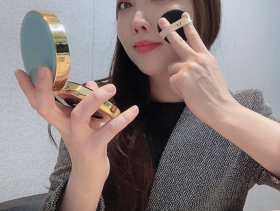 #제품협찬
⠀
⠀
⠀
가끔 선크림을 잘못 선택하면
백탁현상으로 얼굴이 동동 뜨는 경우가 있는데,
요건 자연스럽게 맑고 생기있고 투명한 피부결을
연출해줘서 저같은 건성 예민피부에 찰떡🌱
⠀
⠀
수분감도 있으면서 어디서든
덧바르기 편한 선팩트라 델꾸다니면서 바르는중😎
수분광이 엄청나니 피부도 좋아보여요💙
⠀