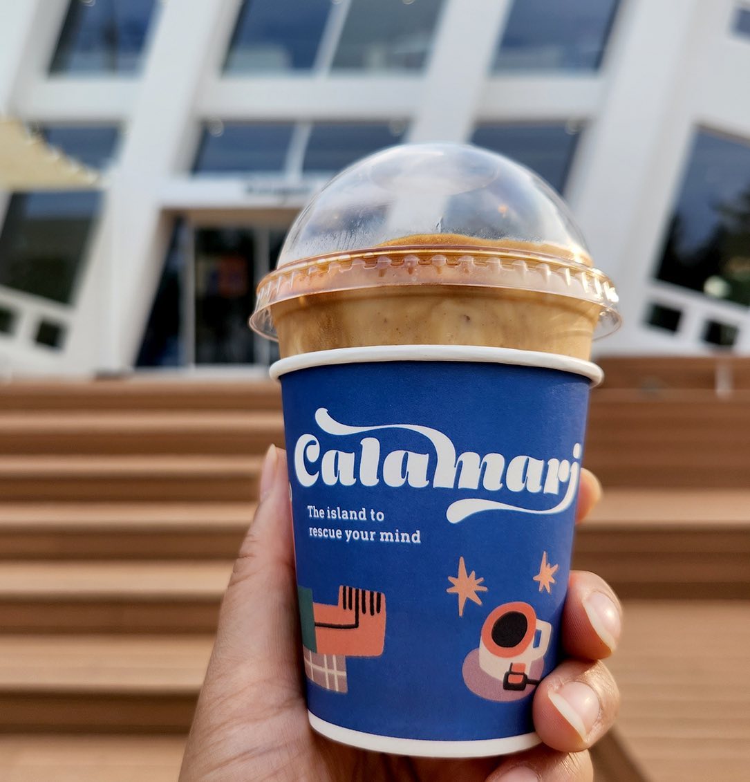 #강릉카페 #깔라마리 
calamari.official

휴가때 다녀온 강릉 깔라마리 카페에서 
오징어땅콩라떼를 마셔봤는데요 
너무 맛있어서 다음에 또 먹고 싶단 
생각 오만번 했던 곳이랍니다!

고소한 우유, 에스프레소, 땅콩크림 
그 위에 오징어땅콩 과자를 올려준 음료에요 
이 조합이 정말 예에술!!

다른데선 본적없는 음료라 
먹고 싶어도 이곳만 가야 먹을수 있어서 
다음에 강릉가면 또 들를거에요!

오션뷰 + 숲뷰를 모두 즐길수 있는 
강릉 깔라마리는 야외테라스.루프탑도 있고 
길건너 사천해변 산책도 가능한 
정말 힐링 카페였어요.
강릉 가시는 분들에게 추천 오만번 하고 싶어요 

#오징어땅콩라떼 #깔라마리강릉 
#강릉커피 #강릉사천해변카페 #강릉라떼 
#강릉오션뷰카페 #강릉커피추천 #강릉카페추천