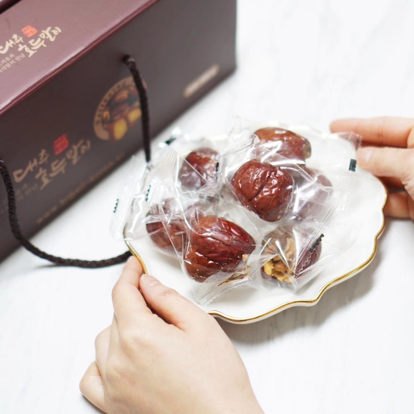 #협찬
하나 먹어보고는 맛있어서 그 자리에서
다섯개를 순삭한 비가일 대추호두말이. 

대추도 큼직하고 호두 쩐맛도 없이 신선해서
영양 간식으로 챙겨먹기 좋아요. 
호불호 없는 맛인데 특히 어르신들이 좋아해요.
개별 포장이 되어있는데도 가격이 저렴해
명절에 가성비 좋은 선물로 최고.
가정용도 판매하고 있어서 집에서 드실때는
가정용으로 구매하시는게 더 저렴해요. 

👉대추호두말이 
https://smartstore.naver.com/bigail-korea/products/4412702976
-
#대추호두말이 #추석선물세트추천 #추석선물추천 #비가일코리아 #설선물세트추천 #설선물 #택배의여왕