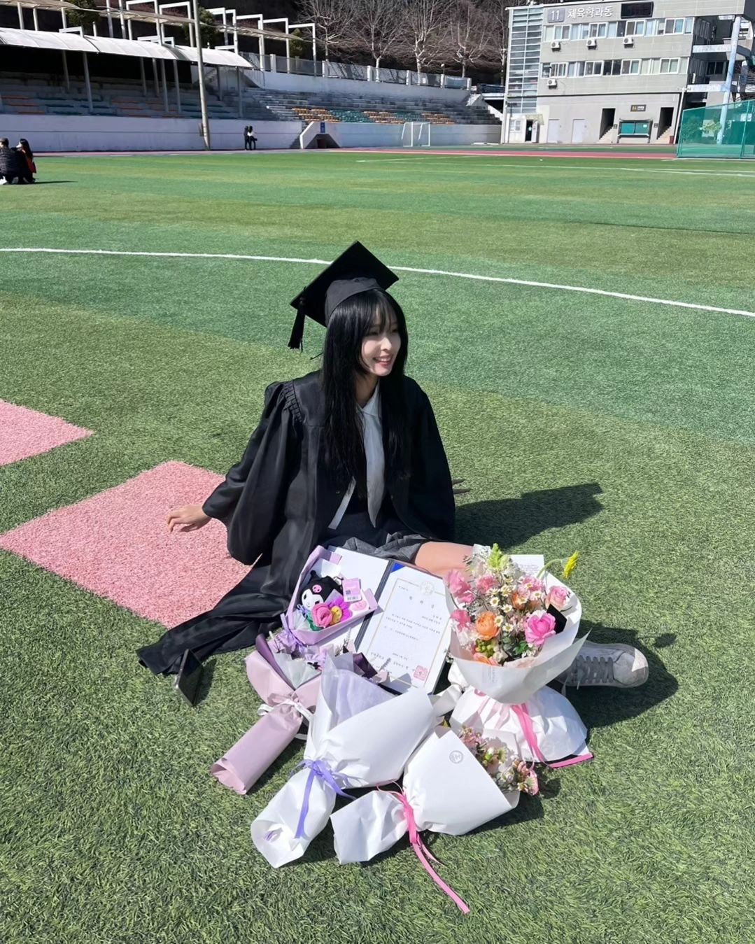 아직 마음의 준비가 안됐는데 벌써 졸업이라니
한참 부족한 언니, 동생, 친구였을텐데도 저에게 항상 힘이 되어준 모든 분들에게 너무 감사합니다
영영 못보고 안볼거 아니잖아요 부르면 달려갈게용🚗🚗