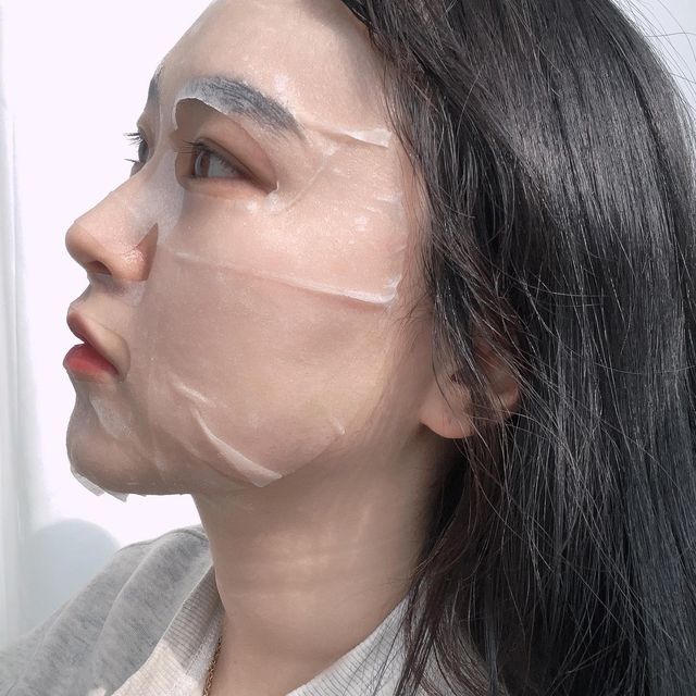 원주 연계소문 (#깜미) on Instagram: "#협찬

다들 2023년 어떻게 보낼지 
계획 잘 세우셨나요? 

저도 새로운 시작을 해볼려고 
천천히 탄탄하게 철저하게
준비중이랍니다🥳

여러분도 노트와 펜을 준비해서 올해엔 어떤 일을 시작해볼지 적어보시는건 어떠세요? 

빛나는 내일을 깜미가 응원할게요✨

🌬본론으로 일상 생활에서 
기초케어만으로
피부 여러 문제들을 채워주진 못해
제가 꼭 하는 일은 1일 1팩인데요!

민감한 피부라서 아무 팩이나 막 사용하진 못해요..!금방 간지럽고 붉게 올라온답니다🥲 

그래서 돌고돌아 찾은 순하디 순한 
슬로우테라피 구슬 앰플 마스크팩🫶🏻

비건 뷰티
슬로우 테라피 구슬 앰플마스크팩은
앰플 효능이 그대로🫣
들어가 있답니다!_!

[ 진정 탄력 미백 영양 모공 ]
총 다섯가지 케어중에서
개인 피부 문제를 해결하고 싶은 종류를 선택하면 되겠죵?👌🏻

하루 피부 컨디션 결정은 마스크팩에서 나오는거 알죠알죠? 

냉장고 넣어뒀다가 피부에 촤악 올려두면,,저세상 시원함 말해 뭐해...!해봐야 안다구요❄️❄️❄️❄️❄️❄️❄️❄️❄️❄️

시트 하나를 꺼내 시트를 짜봤는데
용량이...굉장하더라구요! 

어떤 팩은
용량이 적어 잠깐만 얼굴에 올려둬도 금방 말라버리는데 

🫧슬로우 테라피 앰플 마스크팩은 앰플이 가득가득해 오래오래 촉촉한 상태를 유지해
기분 좋게 홈케어하게 된답니다🫧

전 이번 기회에 모공을 타이트하게 쫙 잡아주고싶어 그린토마토(모공)을 선택했어요👀🫧

여름뿐아니라 겨울에도 문제인
수분아닌 유분기 관리와 
과다한 피지 개선과 함께 촉촉함까지 더해 완벽한 케어!

쓰면 쓸수록 기대가 되는 슬로우 테라피 마스크팩이예요

✨ 겉돌지않는 수분 머금은 피부 함께해요🎶 모공 관리 끝판왕이라 불리는 그린토마토🌙짝짝짝

#슬로우테라피 #비건화장품 #마스크팩 #마스크팩추천 #모공마스크팩 #마스크팩덕후 #팩 #화장품 #기초화장품 #기초케어 #홈케어 #홈케어추천 #피부관리 #피부 #관리하는여자 #관리 #마스크팩맛집 #맛집 #맛집추천 #마스크 #얼굴 #수분 #모공 #모공관리"