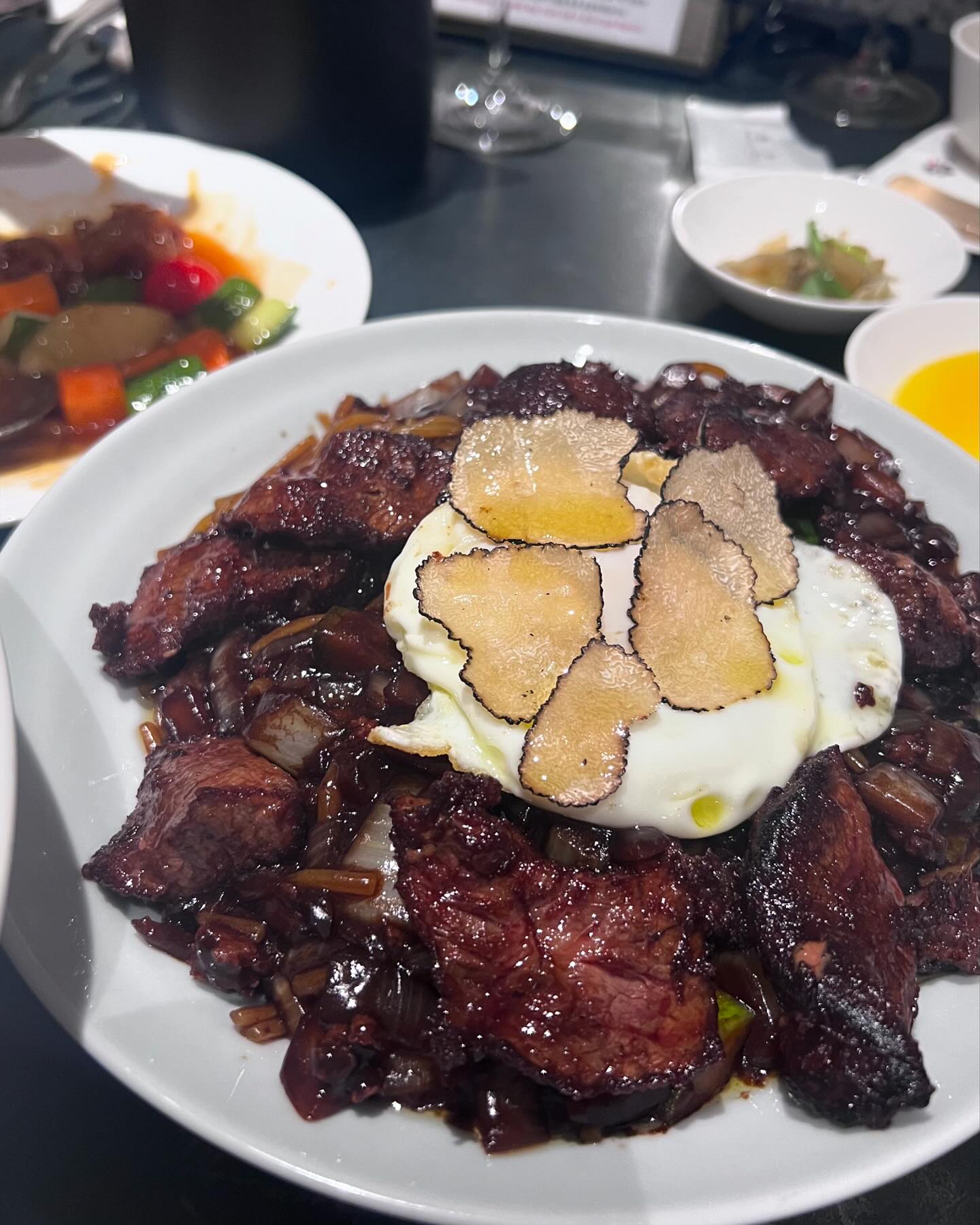 친오빠가 예약해서 데려가서 갔는데 맛있다 ! !! 
짜장면에 스테이크 잊지못할거야 🫶🏻
콜키지 와인까지 좋았던 저녁 시간 〰️〰️〰️
#스테이크트러플짜장면 #흑돼지볶음탕수육 #마카롱멘보샤 #흑돼지스테미너짬뽕 #무탄 #서울 #사진 #광화문 #먹방 #인스타푸드 #푸드스타그램 #맛집추천 #맛집투어 #맛집탐방 #먹스타그램 #먹팔 #먹팔환영 #먹팔맞팔 #먹스타 #맛스타 #먹부림 #먹방 #먹스타맞팔 #푸드스타그램 #음식스타그램 #음식 #맞팔 #선팔 #맞팔선팔환영 #food #foodstagram #instafood