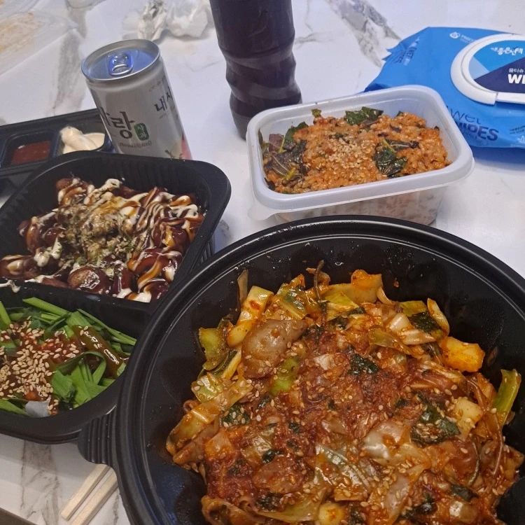 #협찬 #제품제공 

늦은 저녁, 육퇴 후 먹는 야식은 늘 좋다 ☺🤎
대신 더부룩함과 무게는 내 몫,,

소화불량, 변비, 다이어트 등에 좋은 효소.
명품효소를 지향하는 🤍 지화 효소 🤎
〰️ 프리미엄 효소 (곡물,  파인애플 효소, 콤부차)
〰️ 저분자공법으로 HACCP 인증
〰️ 분유맛 👶
✅ 아기들이 실제로 먹는 분유성분을 함유
👶하루 권장량 2% 저당 1.3g에 13kcal 저칼로리

분유맛이라고 해서 살짝 걱정했는데
생각과 달리 분유맛 나는 아이스크림 맛? 이었고
입안에서 사르륵 녹아 달콤했다.

#지화효소 #분유효소 #소화효소추천 #효소다이어트 #맛있는효소
#효소