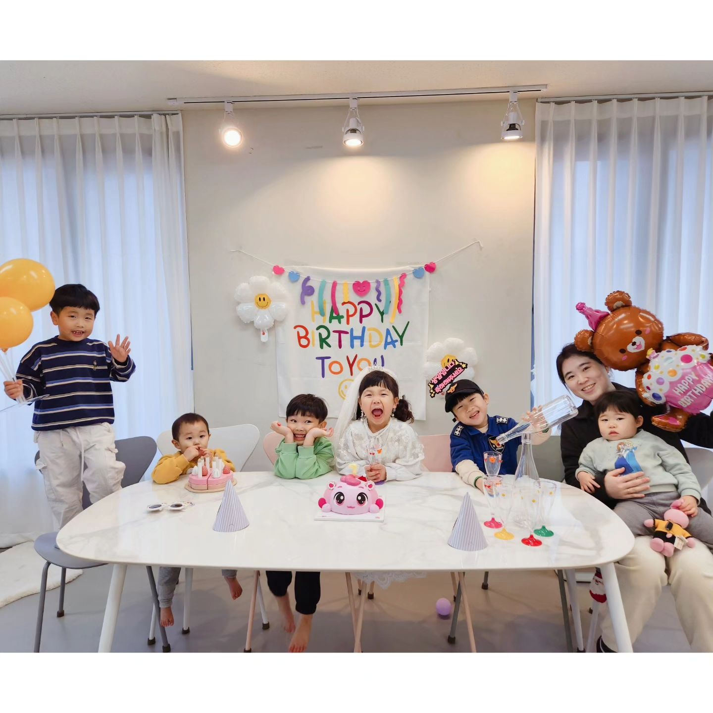 1월 1일 , ෆ

감사하게도
1월 1일 새해에 시간을 내어주셔서
하랑이 생일파티 했답니당 .ᐟ

세 살 꼬꼬마 시절부터 함께 성장해 온
친구들이라 엉아 누나들은 너무 잘 놀고

하담이는 거의,,
동생들 전담 마크 🤣
동생 생겨도 되겠다는 담이 말에
당황했지만 서하, 지우로 만족하자 😉

어른 6명, 아이 6명
아빠들까지 모두 시간이 되셔서
(도윤이네 형부는 일하다 오셨지만)
세 가족 모두 모인 첫 자리라
서로 어색어색 하셨을테지만

하랑이 생일을 빛내주셔서
감사해요 ๓๓

#생일파티