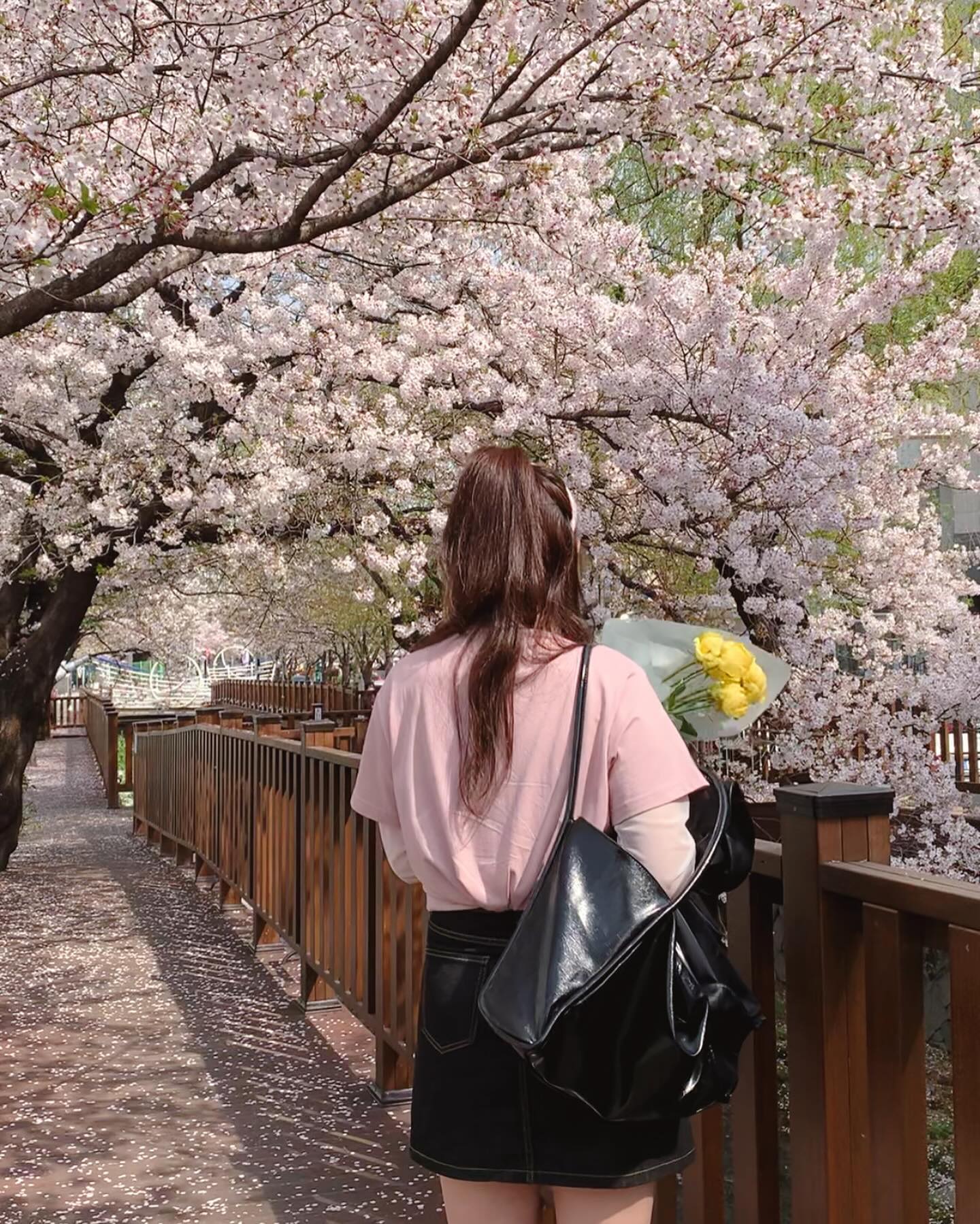 올해는 벚꽃놀이 성공🌸💕

벚꽃룩엔 핑크쥬💕 
힙버릴수 없어서 반팔 + 시스루 코디
신발이랑 헤어밴드까지 톤맞춰주면 벚꽃룩 완성 
그보다 나 핑크 좋아했었네 🤧