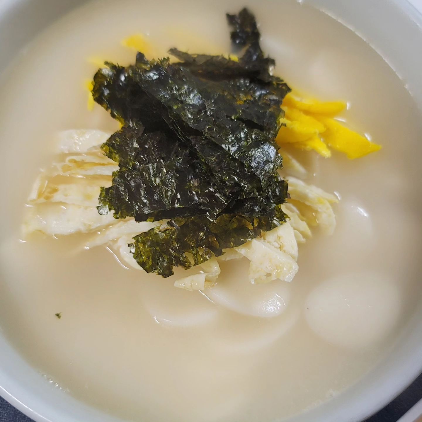 다들 떡국 드셨나요?
요즘 시간이 넘 빨리 흐르는 것 같아요.
나이가 들수록 더 그런 생각이 드네요.
모두 새해 복 많이 받으시고
새해엔 좋은 일들만 가득하시길 바랄게요.
#떡국 #구정 #새해맞이 #집밥스타그램