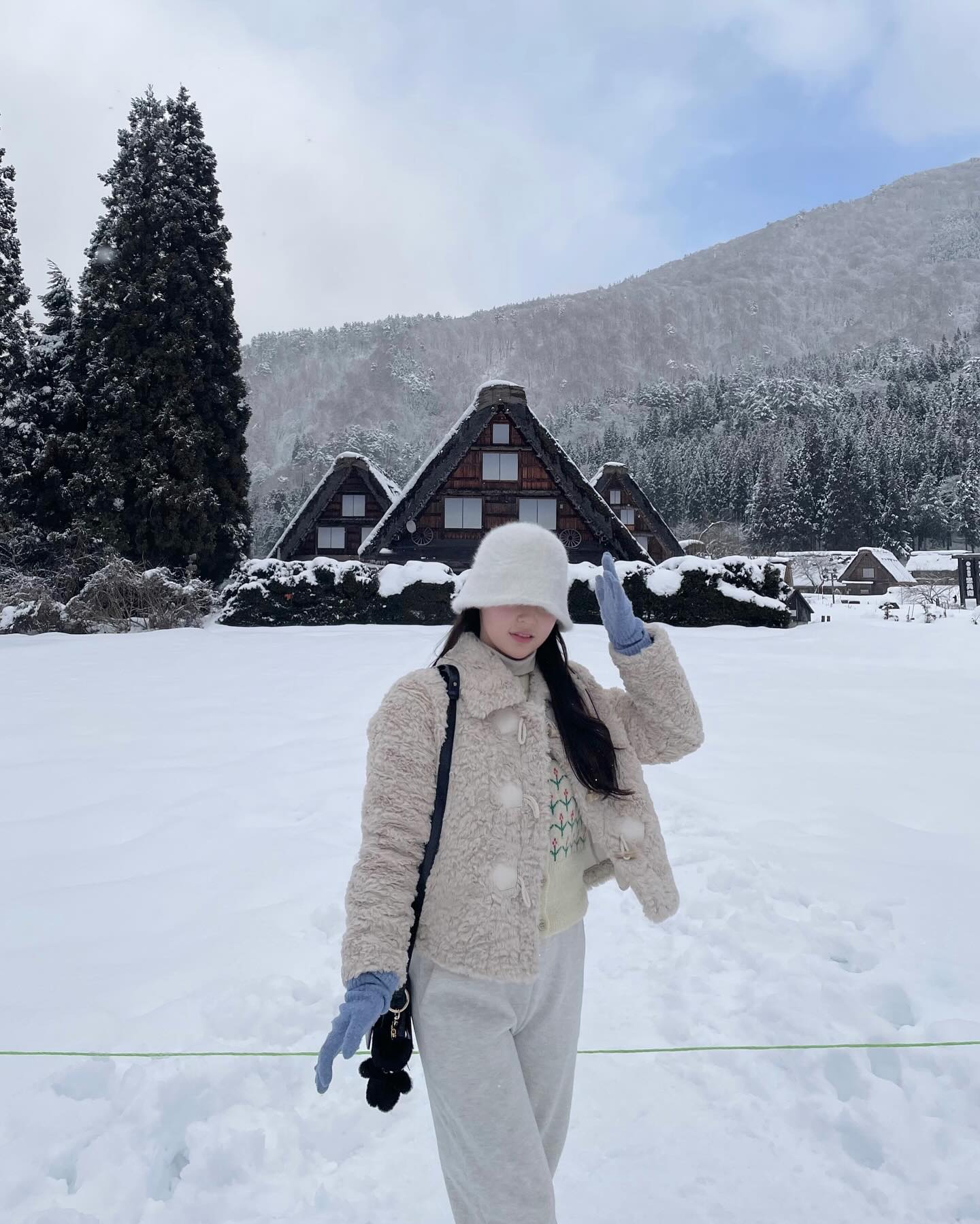 눈펑펑 내린 일본소도시 눈마을, 시라카와고🌨️☃️🤍
이번년도 눈 평생보기 소원 성취!!🤧

#나고야여행 #일본소도시 #일본소도시여행 #일본여행#시라카와고 #나고야여행 #다카야마 #시라카와고카페 #나고야맛집 #시라카와고맛집