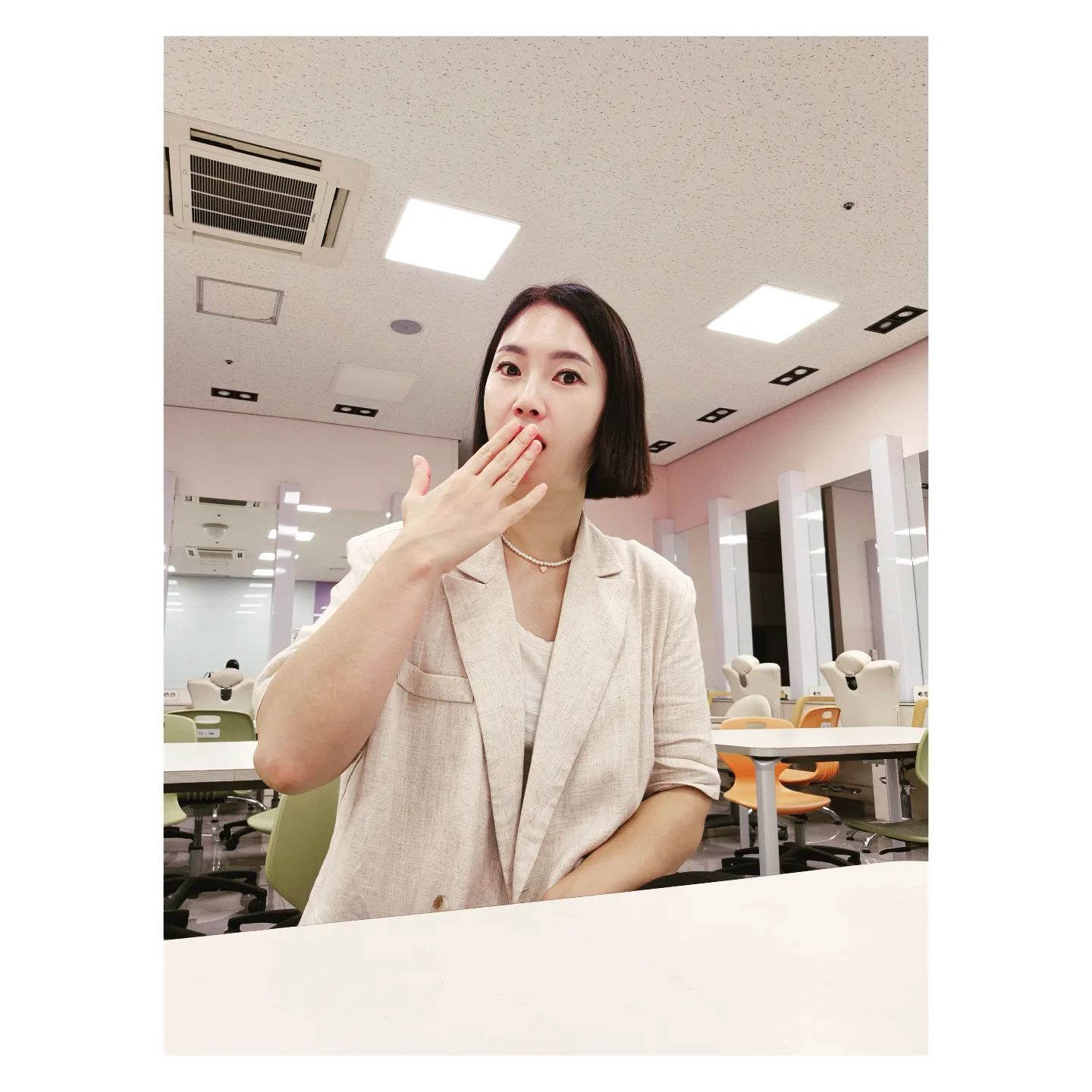 🤩 교수님께서 수업에 도움이 될꺼라며 
교수님들 듣는 특강 수업에 불러주셨어요^^
퍼스널컬러의 수업은 조금씩 하고 있었지만 유명한 업체
강사님의 진단 수업을 체계적으로 배우게 되어 더 뜻깊은 시간이었지요~

하지만...

파주를 가야하는 상황에 조금 일찍 나와~
지하철타고 택시타고 ㅋㅋㅋ
드라마 분장팀 직원 만나러 쓩~~~^^

근데 힘든것보다 즐겁다
그냥 좋아요~~
바삐 여기저기 움직이는 내 모습이 그냥 좋아용 ㅋ

뭐든 즐겁게
감사한 마음으로~ ❤️ 

#메이크업우쌤
#오늘도열일
#바쁜게좋아
#감사한마음 
#퍼스널컬러
#지하철여행