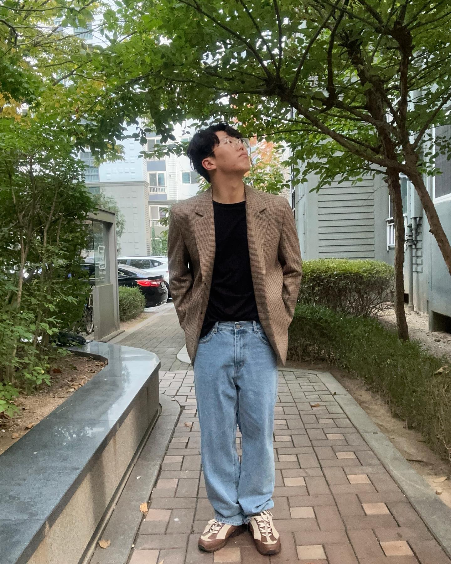 체크 블레이저는 사랑이지…🤎
얼마 안남은 가을에 더 많이 입고 다녀야지!!😝🥰
outer: suarestudio 
Top: saintjameskorea 
Parts: 보세
Shoes: nike, jacquemus 

#수아레#남자가을코디#블레이저코디 
#패션그램 #올드머니룩