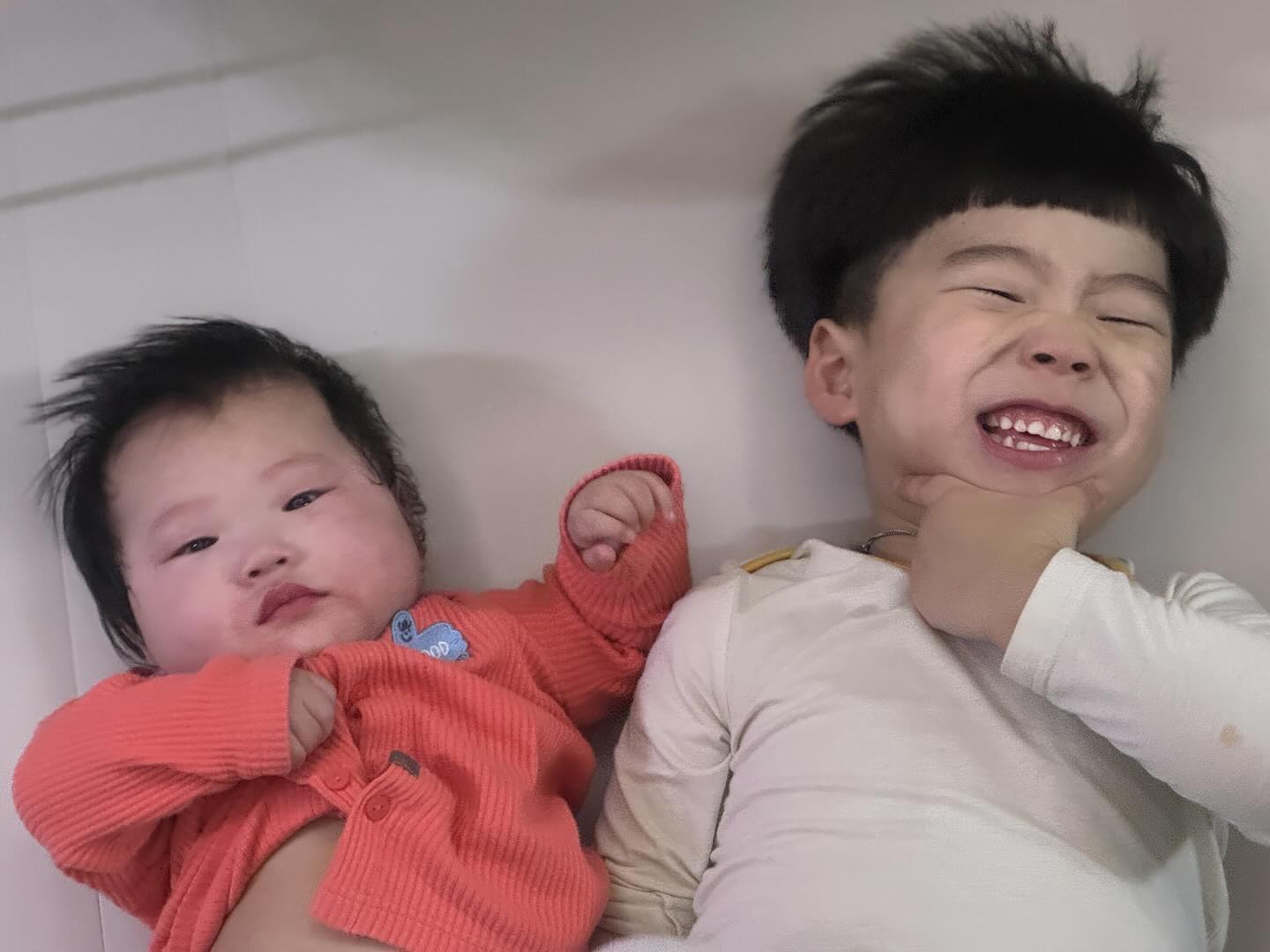 #연년생사남매
#넷째

뜬금없고 어이없는 하트의 코로나🫨
갑자기 열이 올라서 감기가 심한가 했는데
코로나라니..

당분간은 병원에서 격리
엄마 짐전달로 잠시 만난 언니 오빠들
퇴원하고 만나자:-)

#사남매육아 #육아스토리 #아기코로나 
#6개월아기 #이른둥이성장 #이른둥이그램 #이른둥이육아 
#이른둥이성장일기 #교정3개월 #넷째입원 #아기입원