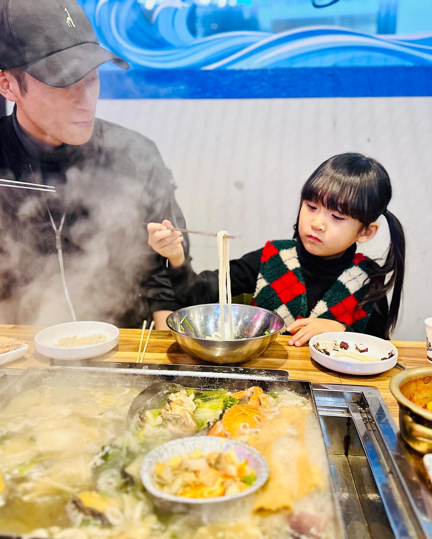 뜨끈한 국물이 생각나서~
아빠랑 서연이랑 함께 가족외식했지요~
야당역에 있는 조개찜 맛집!

구이 먹을까 찜 먹을까 하다가 
구이는 서연이한테 튈것 같아성
요걸로 골랐는데 샤브샤브 고기까지 주고
찐찐 이네요 ~
우동사리까지 추가해서 먹공 
치즈퐁듀 폭 찍어 조개도 먹공 
좋다 좋아 ~~~ 

#바다해적조개구이 #야당맛집 #야당조개구이 #야당역맛집 #야당조개찜 #파주조개구이 #가족외식