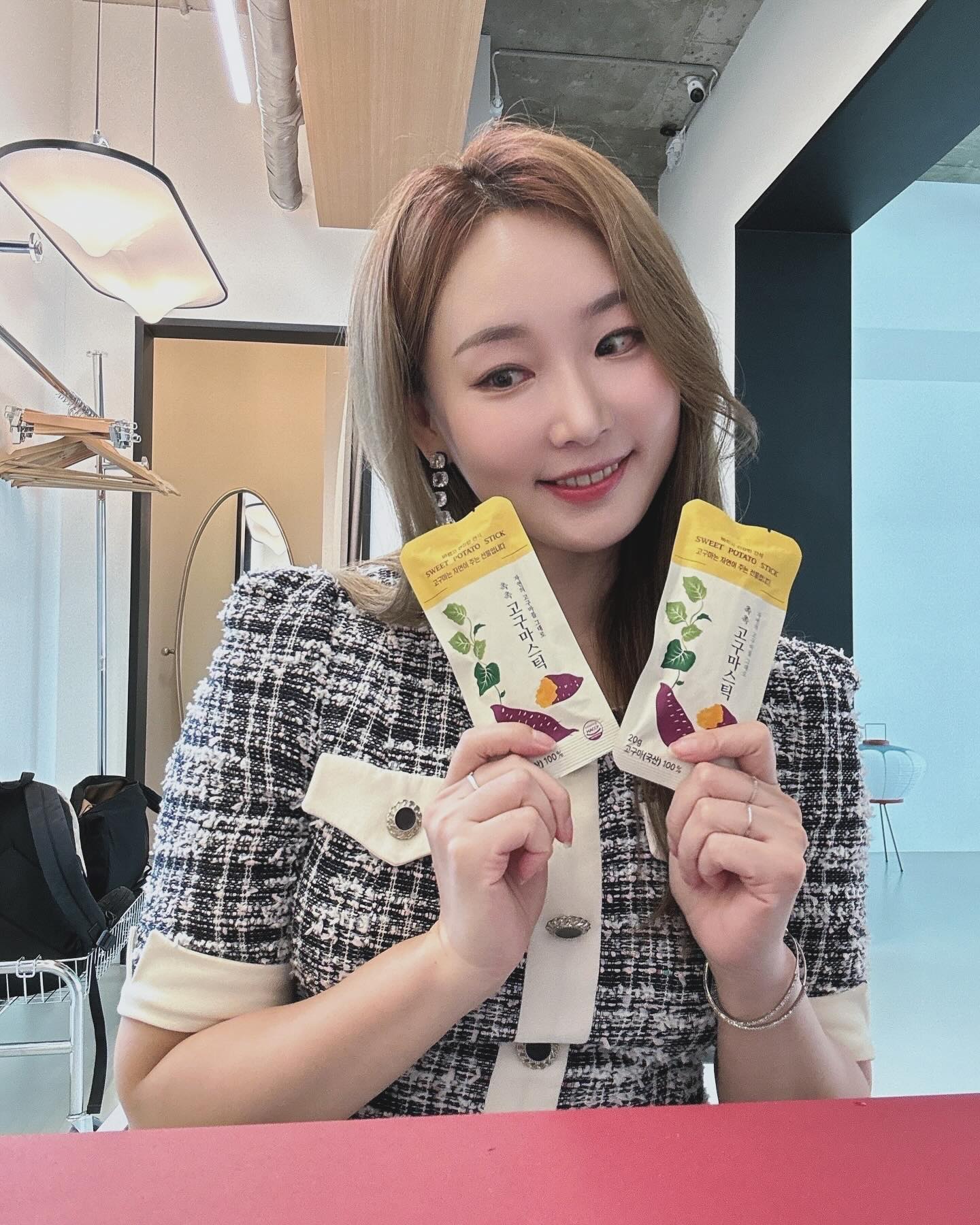 🍠

여러분!
진짜 맛있고 건강한 간식 소개할게요. 🍯

솔직히 저는 원래 고구마를
안 좋아하는 편인데도, 
이건 너무 맘에 들어서🩷
회사에도 두었고요 🙌🏻
좋아하는 사람한테만 1개씩
…… 소심하게 나눠주는 중 ㅎ

고구마 안 좋아해도 20개입 사시고
좋아하시면 
번들로 사세요 🫶🏻

🔖 황토밭에서 자란
100% 꿀고구마!

큐어링 숙성으로 당도 업!

부드러우면서도 쫀득한 식감!
전자렌지 데우면 더 맛있다는데
실온에서도 충분히 꿀맛이라
무서워서 못 데우는 중. 막이래 🥹

어쩐지.. 특허 등록한 제조 방식이라네요!
체중 관리하는 요즘, 촬영 중간에
건강한 간식으로 잘 먹을게요🤍

얼마 전 실라리안 라이브 진행했는데,
경상도 여자로서 경상북도 우수제품
소개하는 기회 주시는 #우리바이미
사… 애정합니더 👍🏻

#실라리안 #모델쇼호스트 #식품쇼호스트 #건강간식