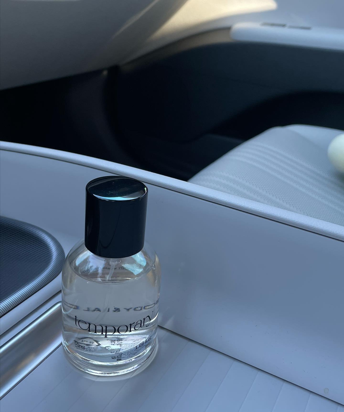 내가 제일 좋아하는 거 TOP 3
1. 아이스크림
2. 바다
3. 향수

향은 그 때 그 기억을 그대로 보관해주니까 !

내가 좋아하는 ‘더블유비스킨(WBSKIN)’에서 만들고있어 믿고 쓸 수 있는 향수브랜드 ‘템포러리 TEMPORARY’ wbskin_official 

여섯가지 향이 출시 되어있고,
앞으로 계속 다양한 향으로 늘려갈 예정이라 기대가 되는 브랜드 ‘템포러리 TEMPORARY’ !!

브랜드 고유 분위기에 어울리는 향수병 디자인이 하나로 통일되어있어서 공병모으기도 좋아요

지금은 차에 두고 매일매일 뿌리는 중!
차에서도 나한테서도 좋은 smell이 나서 I’m 쏘 굿이에요,,

#협찬
#템포러리 #템포러리향수 #향수추천

#프로필 #배우프로필 #여자배우 #여배우 #연기자 #오디션 #모델 #광고모델 #광고 #신인개발팀 #배우소속사 #연기과 #연극영화과