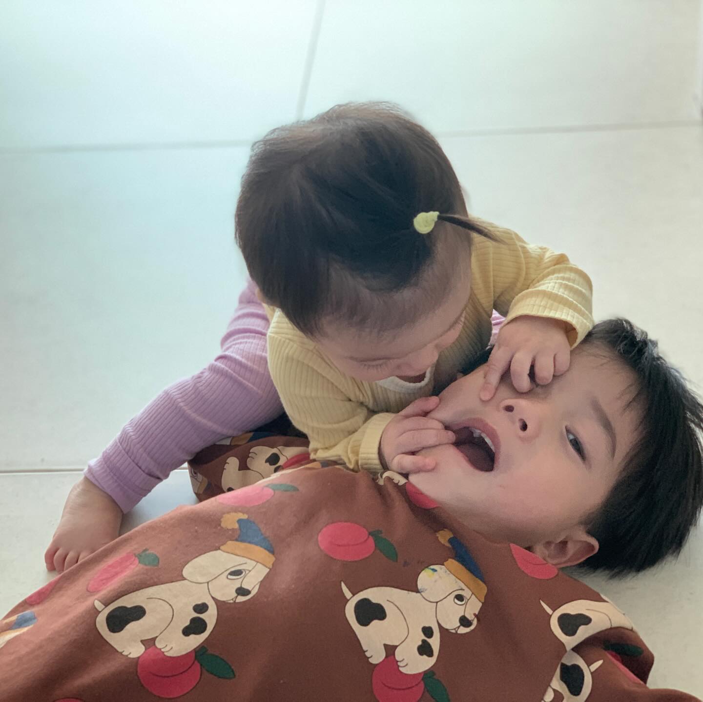 #호율남매

👧🏻: 환자분, 구강검진 하실게요
👦🏻: 아- 

👧🏻: 롼자분 잘 참으시네요.
👦🏻: ✌🏻

검진은 오빠가 받고, 상품은 동생 몰아주는 아낌없이 주는 호야
(호야가 만든 뽑기판🤣) 색칠공부 뽑았는데 손가락으로 색칠하는 율

시트콤 같은 #호율일상 #호야247주 #율49주