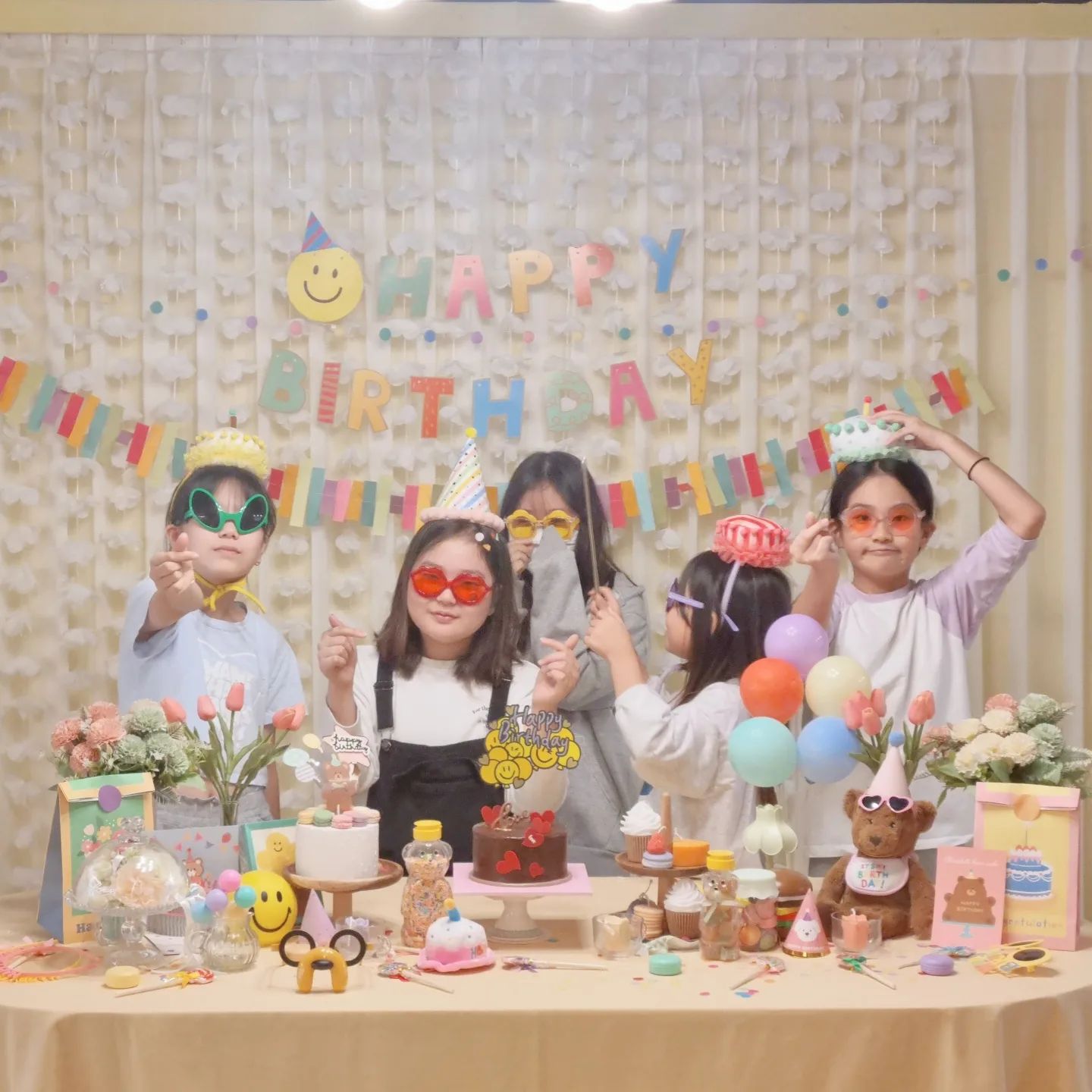 우리 아이 생일파티!!
친구들과의 프라이빗한 모임!!
소규모 백일.돌잔치!!
고마우신 부모님의 고희연!!
아끼는 내 반려견묘의 생파!!!
애견인들의 소모임!!
사랑하는 그녀에게 프로포즈 이벤트!!친지들과의 스몰웨딩!!브라이덜샤워!!베이비샤워 등등등
예쁘고 따스한 공간 나냐스테이블에서 애정하는 사람들과 특별한 시간 만드세요~~😆
평일, 주말 모두 예약 가능합니다!!
대여료와 예약 문의는 010.4972.4109로 연락주세요~😃
.
오랜만에 소식을 전해요~😊
그동안 개인적으로 여러가지 일이 있어 공지도 못하고 분식영업을 못했네요...방문전화 주신분들께 너무 죄송해요...🙏
고민 끝에 애들 아빠 직장있는 곳으로 저희도 거처를 옮겨야 할 상황이 와서 나냐스테이블(신나니분식)을 급하게 내놓게 됐어요...😔
분식영업은 안하지만 공간대여(대관)는 이 예쁜공간에 새로운 주인을 맞을 때까지는 계속 하게 될 예정이에요~😊 
.
나냐스테이블은 동화나라에 온듯한 따스한 감성의 파스텔&우드톤으로
아기자기한 인테리어와 소품,다양한 포토존이
마련되어 있어요~자타공인 사진맛집!!!👍
마치 예쁘고 유니크하게 인테리어된 친구집에 놀러온듯한 편안함을 느낄 수 있는 공간이랍니다~
파티나 소모임, 각종촬영(제품촬영,룩북,
유튜브,라이브커머스,인터뷰, 광고촬영 등),원데이클래스,설명회 등의 공간대여로도 이용 가능할 뿐아니라
브런치, 디저트카페, 베이킹공방, 라탄공방, 떡공방, 케이크공방, 쿠킹스튜디오 등 다양한 카페나 공방공간으로도 손색없어요~
제 손길이 닿지 않은 곳이 없는 애정하는 공간인데 이렇게 떠나 보내야 된다는 생각을 하니 너무 아쉽고 속상하지만...🥲
이 공간에 또 애정과 열정을 가지고 생기를 불어 넣어 주실 좋은 분이 나타나시면 더없이 행복할 것 같아요...🥹
인수를 원하시는 분은 010.4972.4109으로 연락주세요~🙂
.
#부천파티룸#키즈파티룸#스몰웨딩장소#돌잔치장소